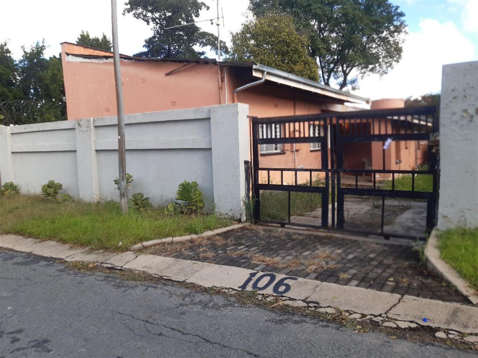 Front View of property in Fontainebleau