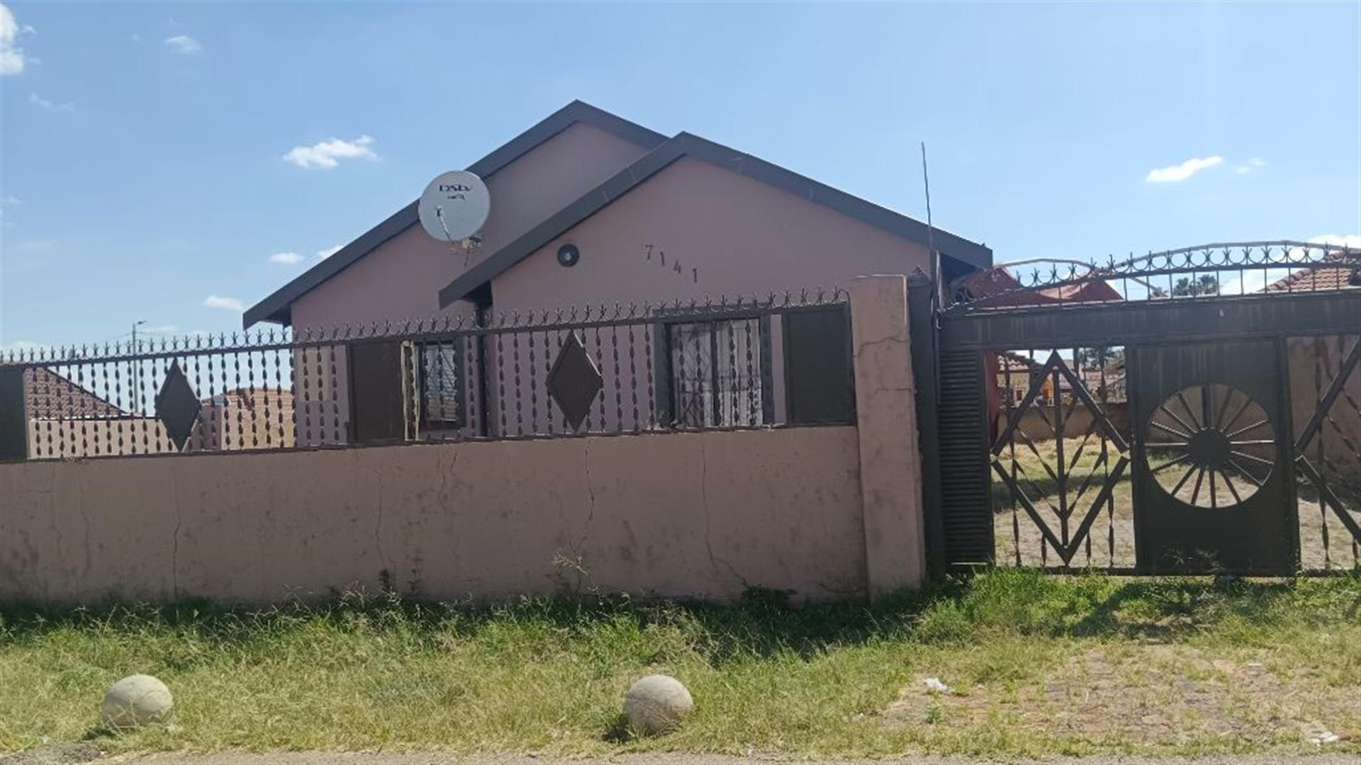 Front View of property in Lotus Gardens