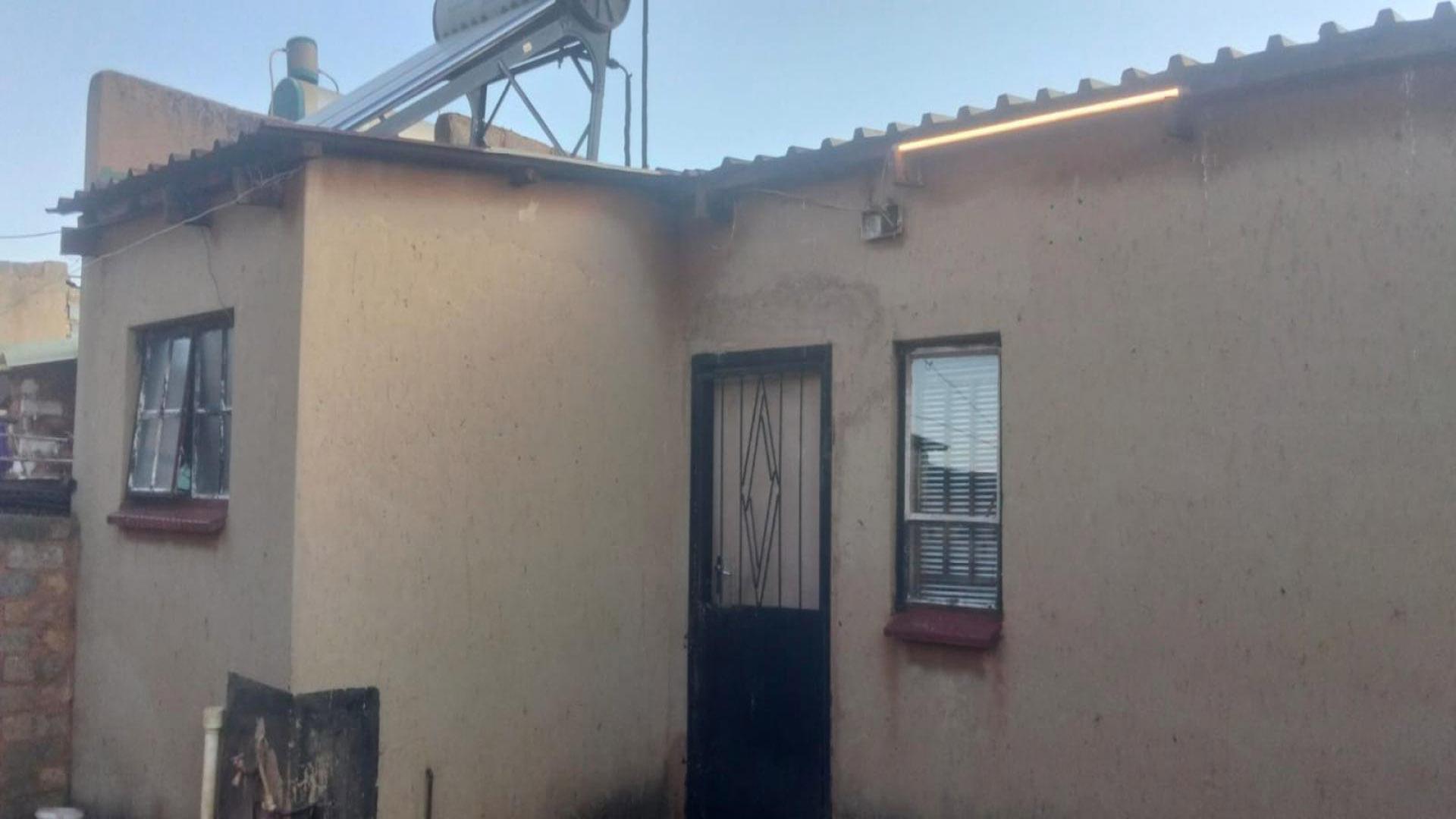 Front View of property in Rondebult