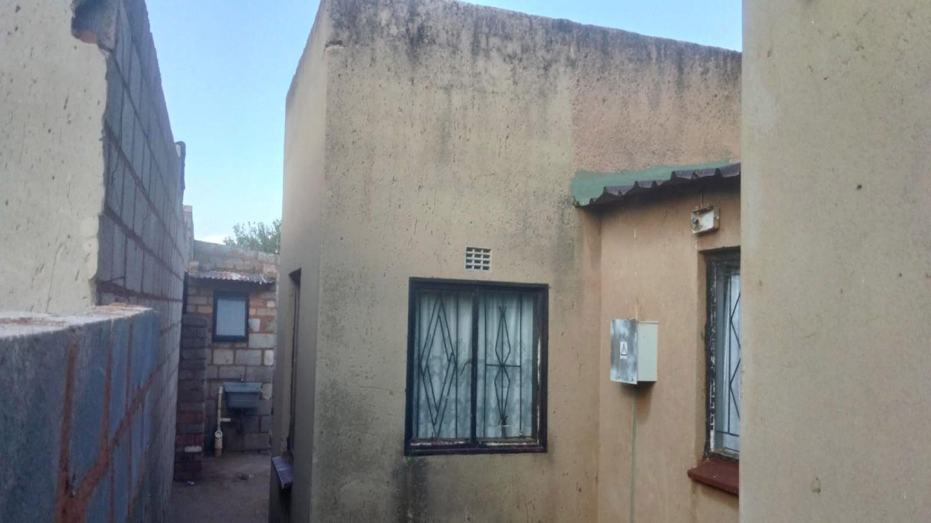 Front View of property in Rondebult