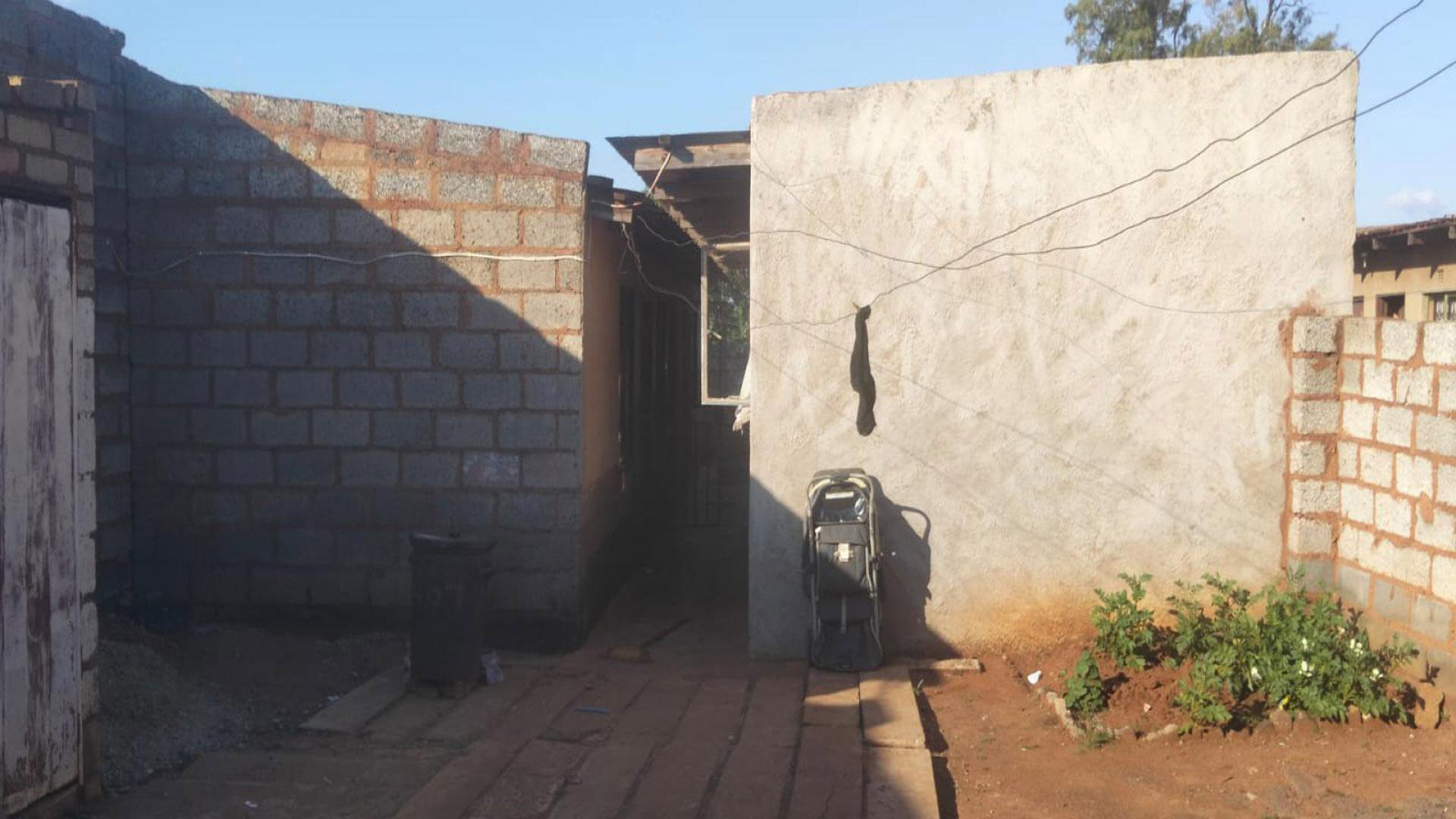 Front View of property in Rondebult