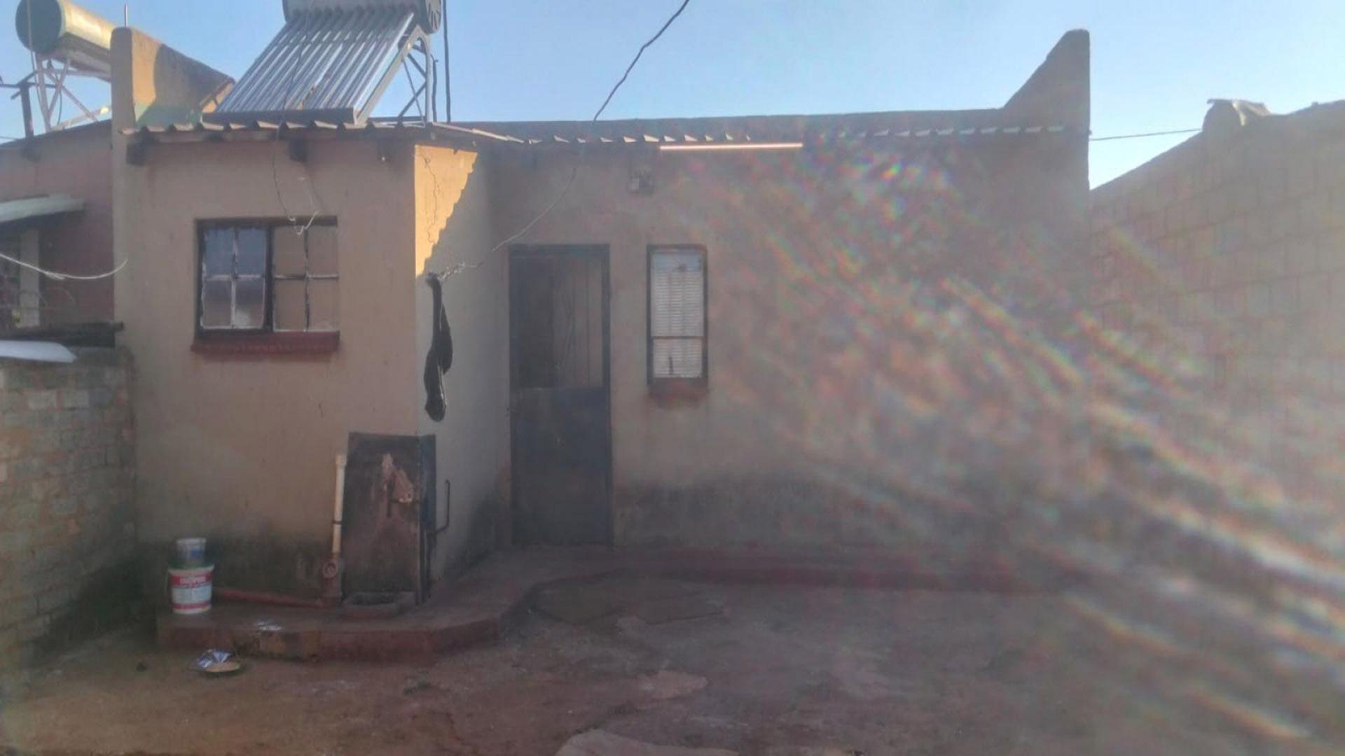 Front View of property in Rondebult