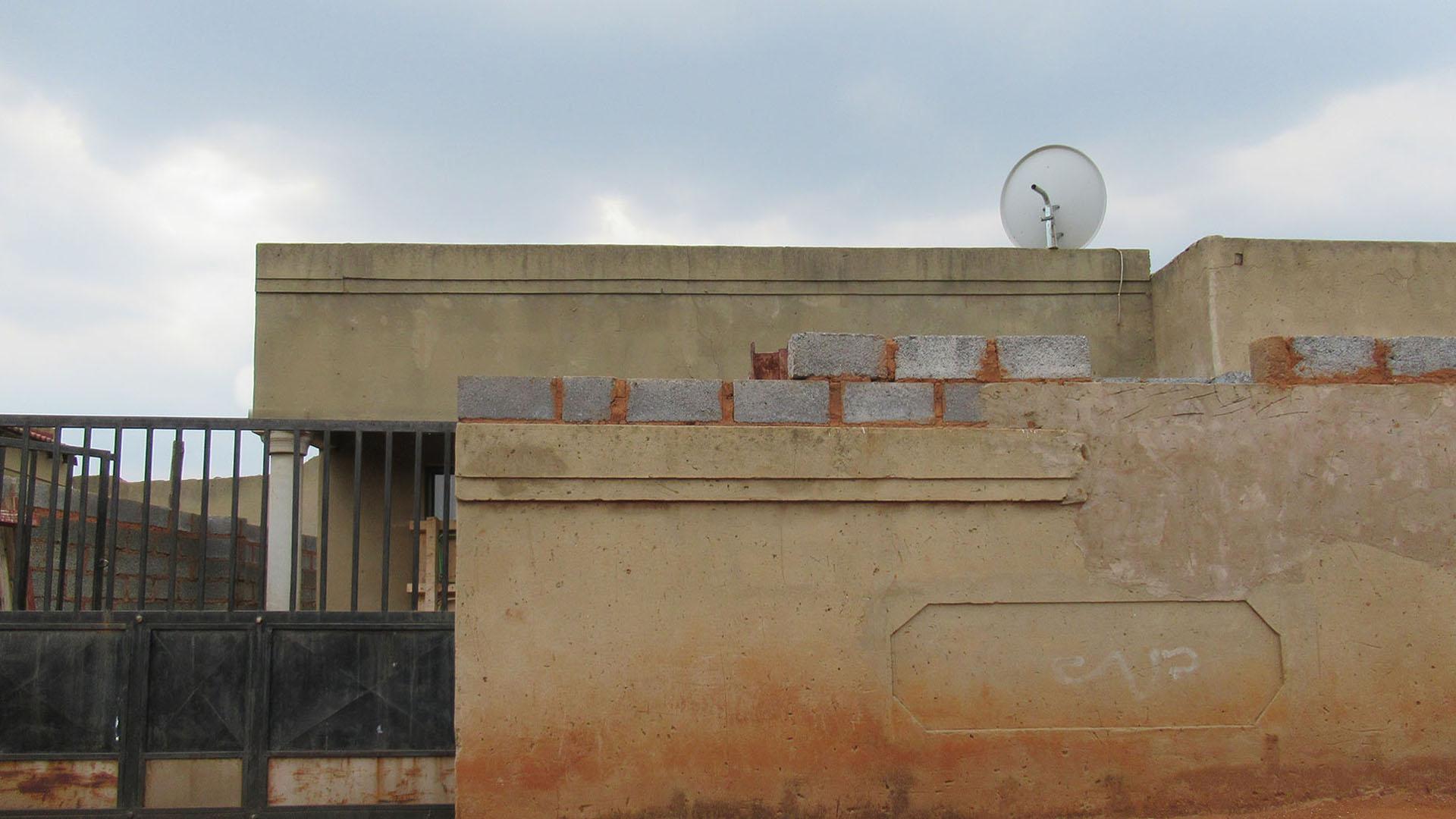 Front View of property in Rondebult