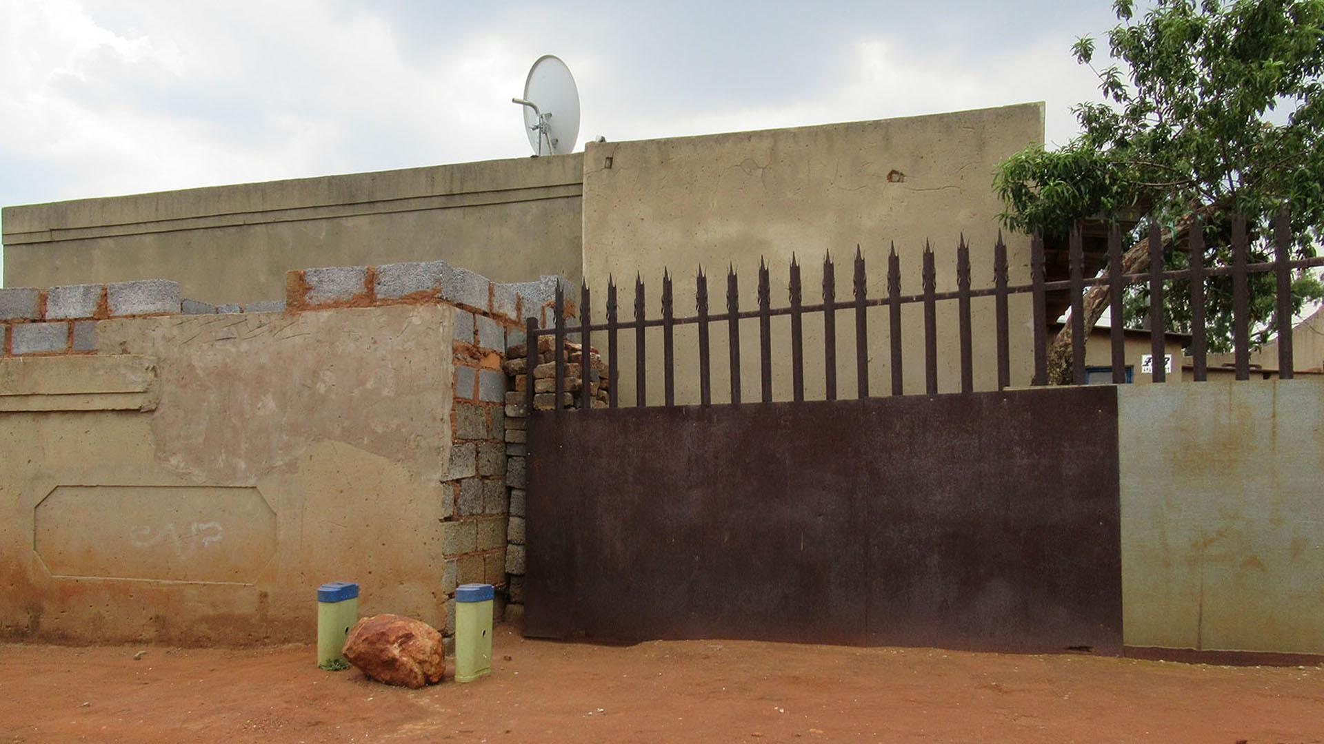 Front View of property in Rondebult