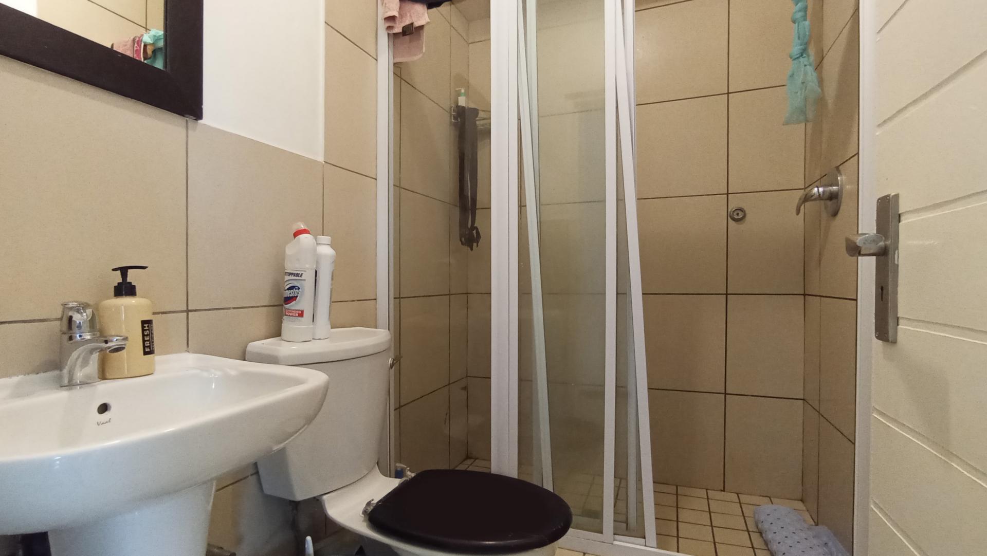Bathroom 1 - 4 square meters of property in Zandspruit