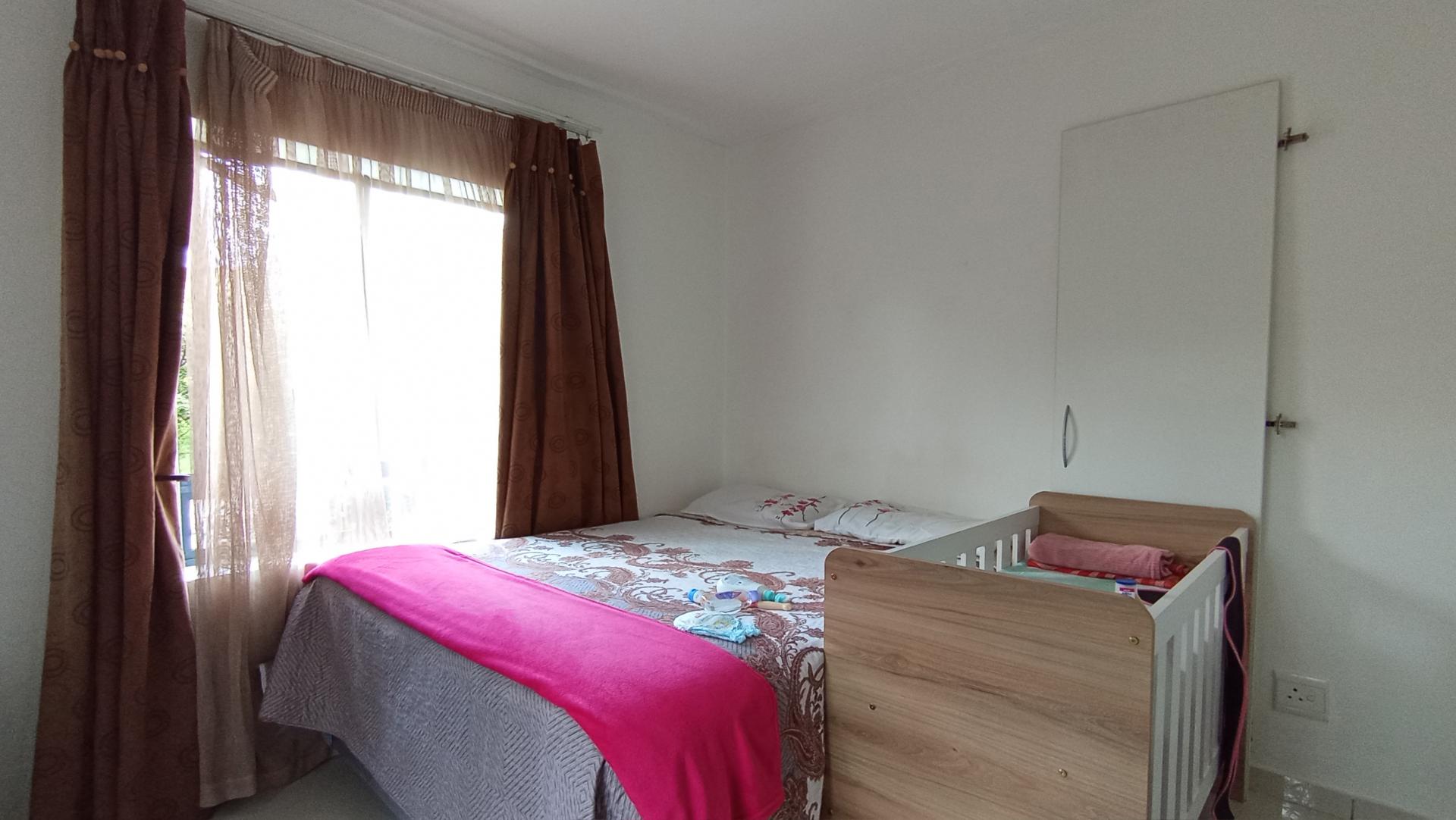 Main Bedroom - 21 square meters of property in Zandspruit