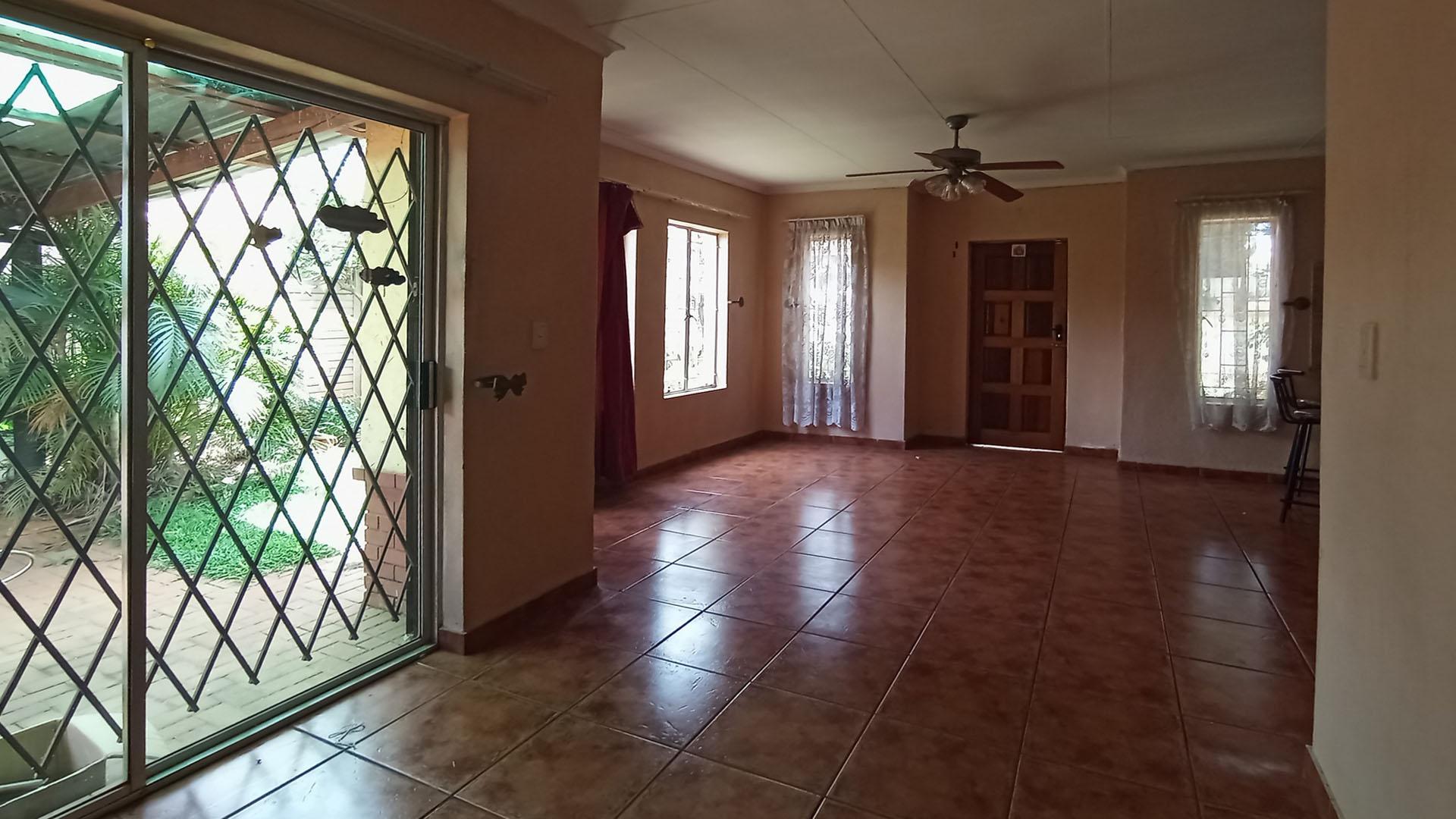 Dining Room - 8 square meters of property in Eloffsdal