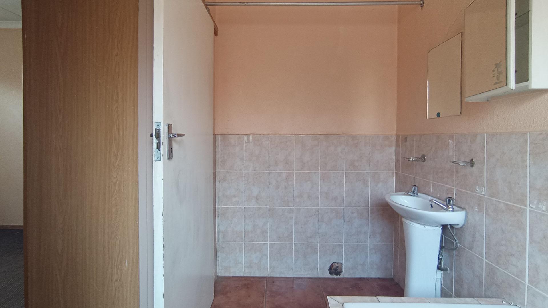 Main Bathroom - 4 square meters of property in Eloffsdal