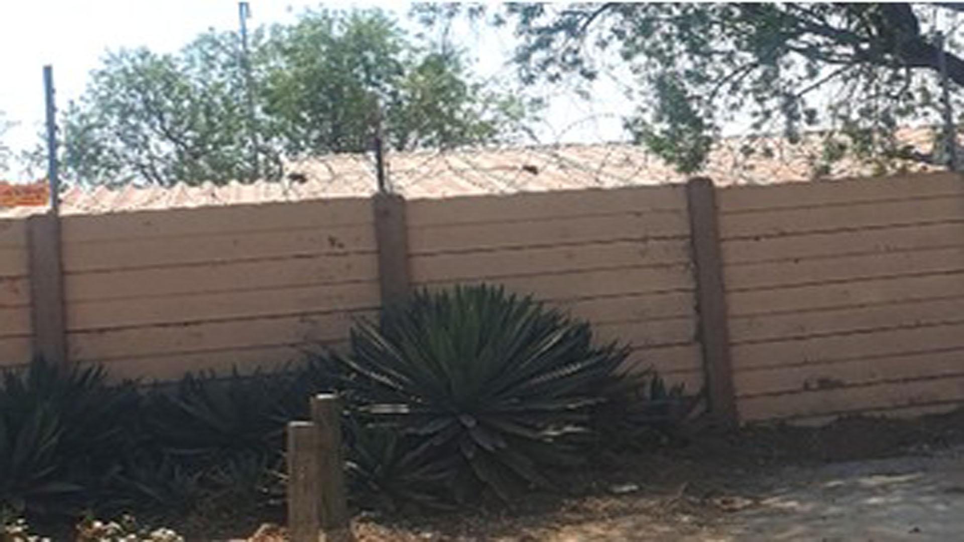 Front View of property in Bloubosrand