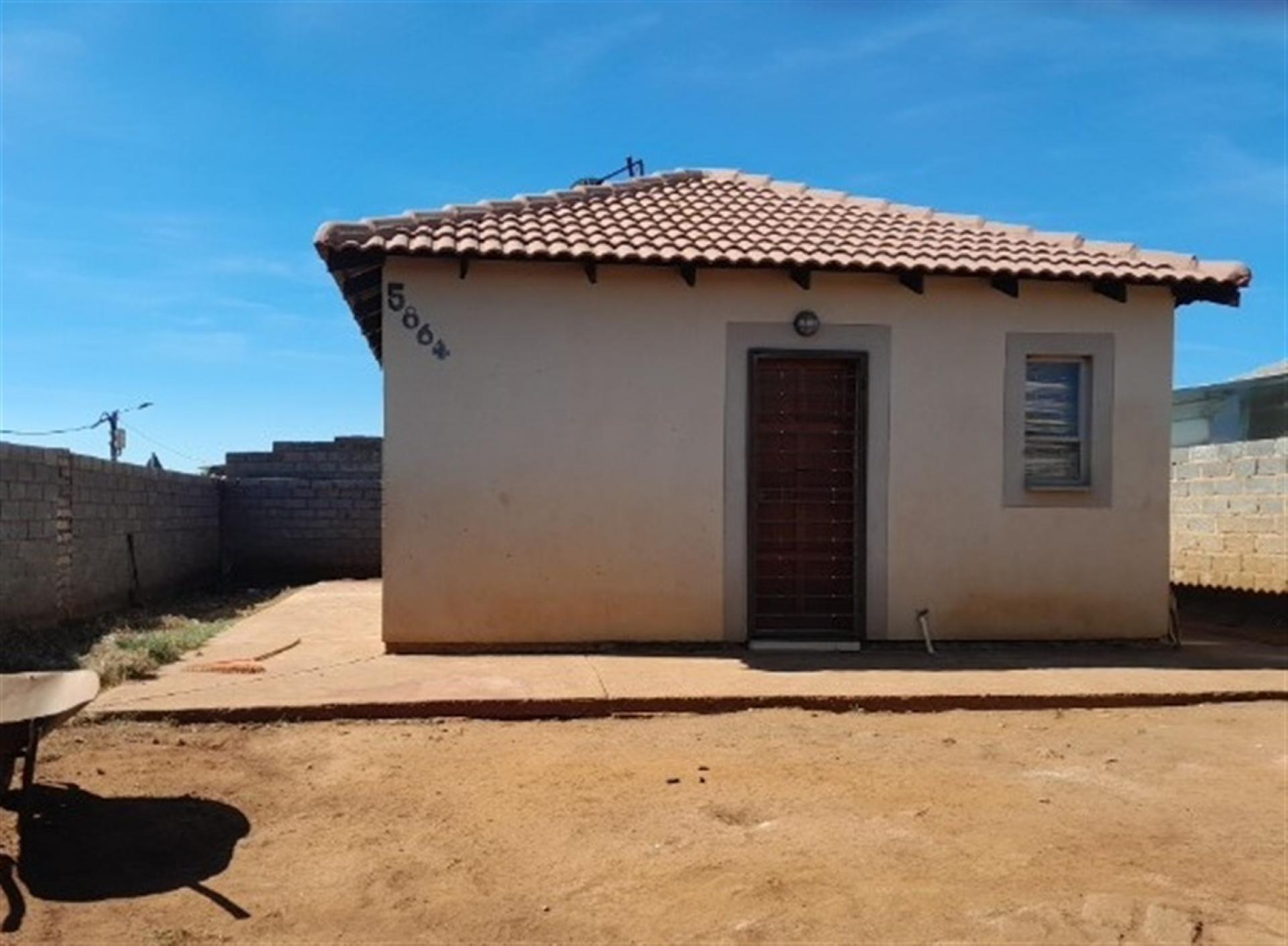 Front View of property in Lufhereng