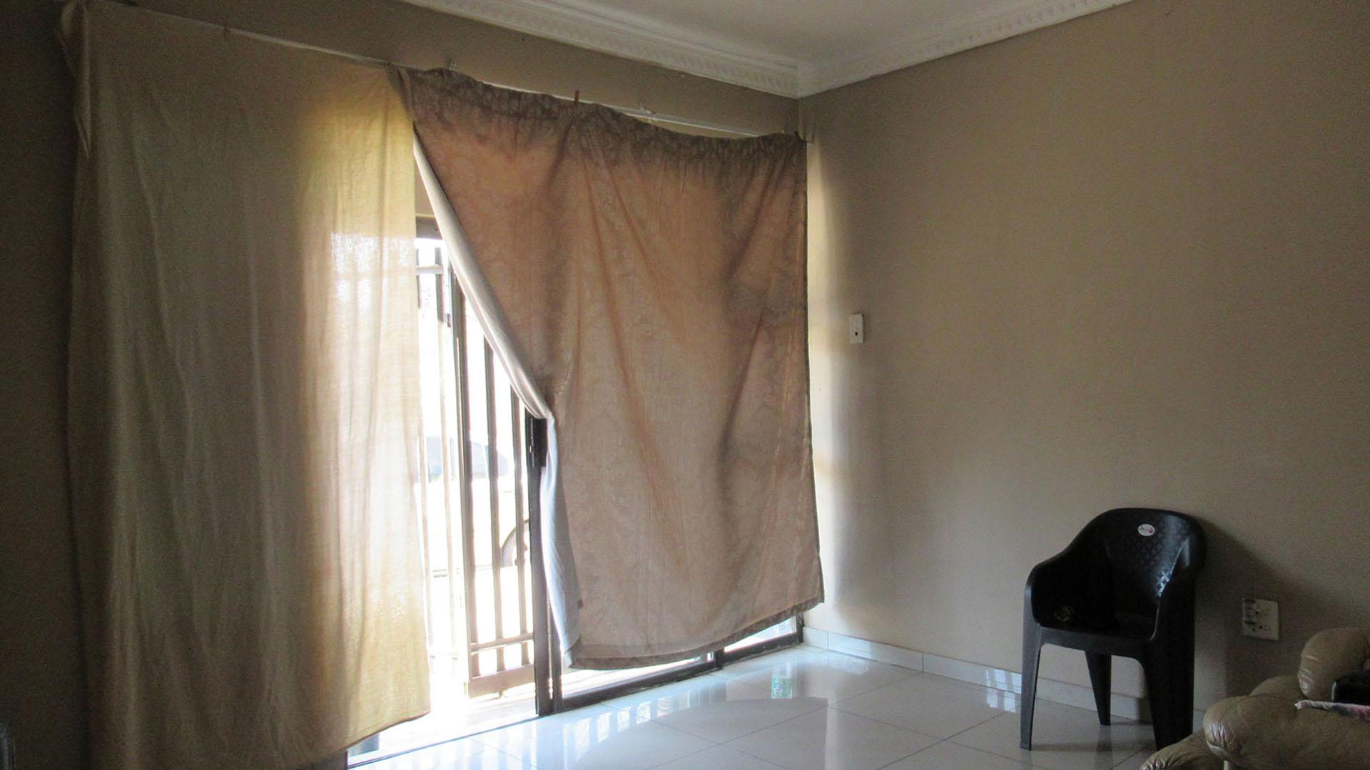 Lounges - 19 square meters of property in Elandshaven