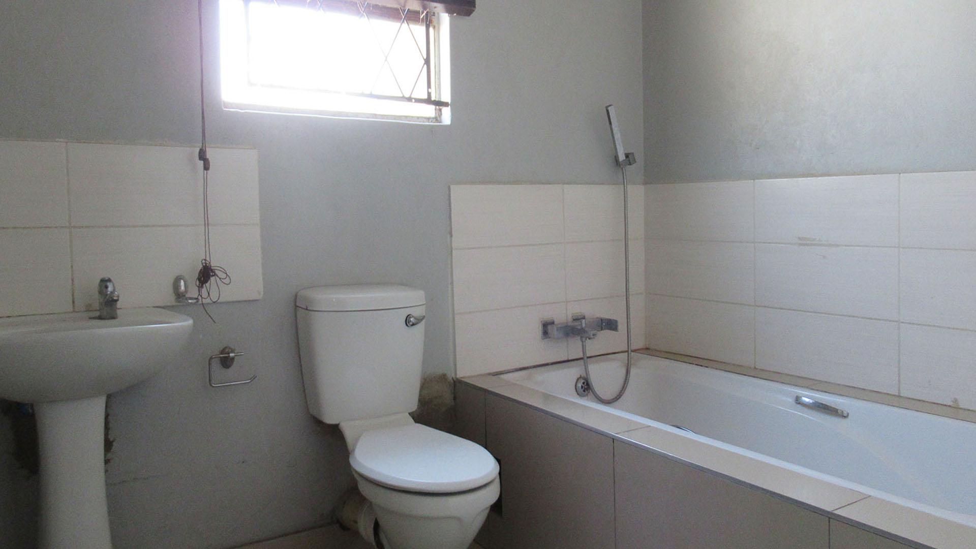 Bathroom 1 - 6 square meters of property in Elandshaven