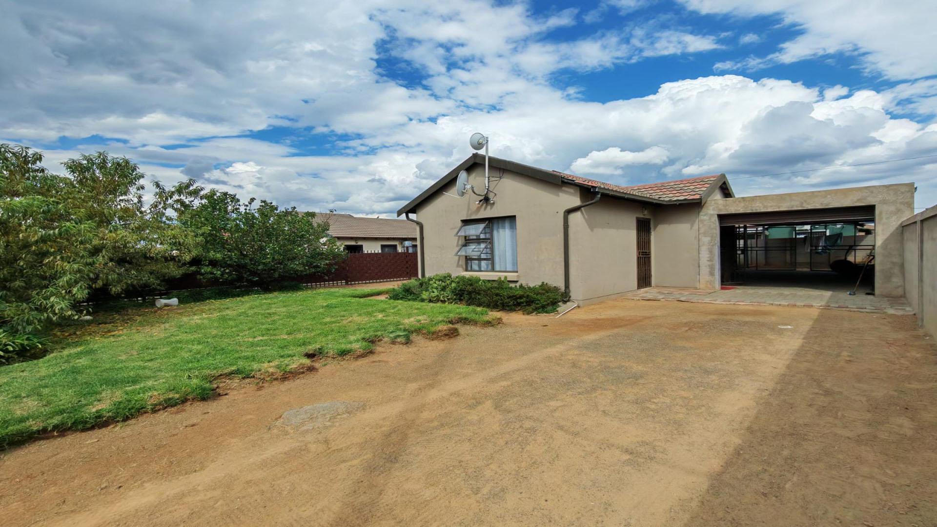 Front View of property in Heidedal