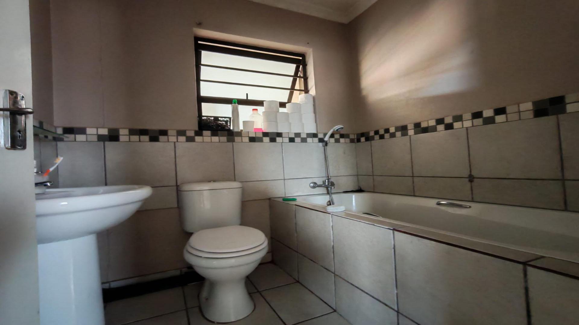 Bathroom 1 of property in Heidedal