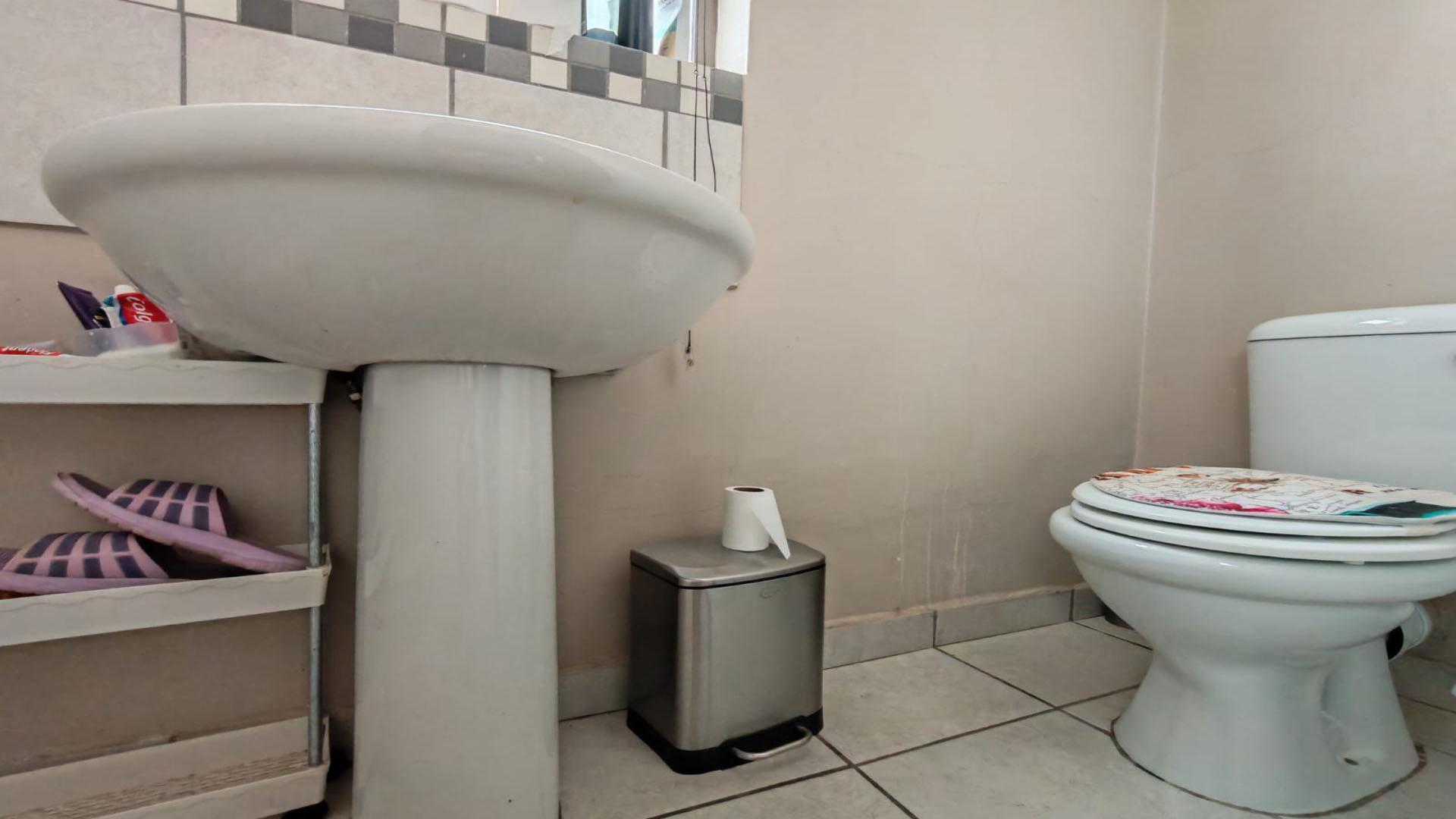 Bathroom 2 of property in Heidedal