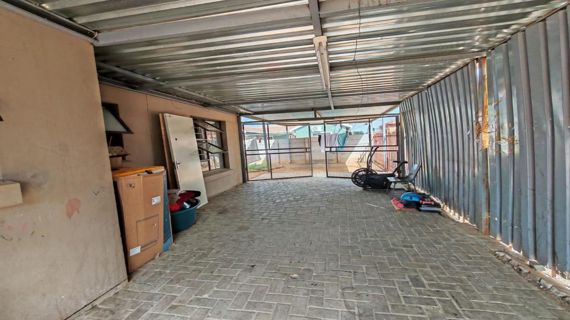 Carport  of property in Heidedal