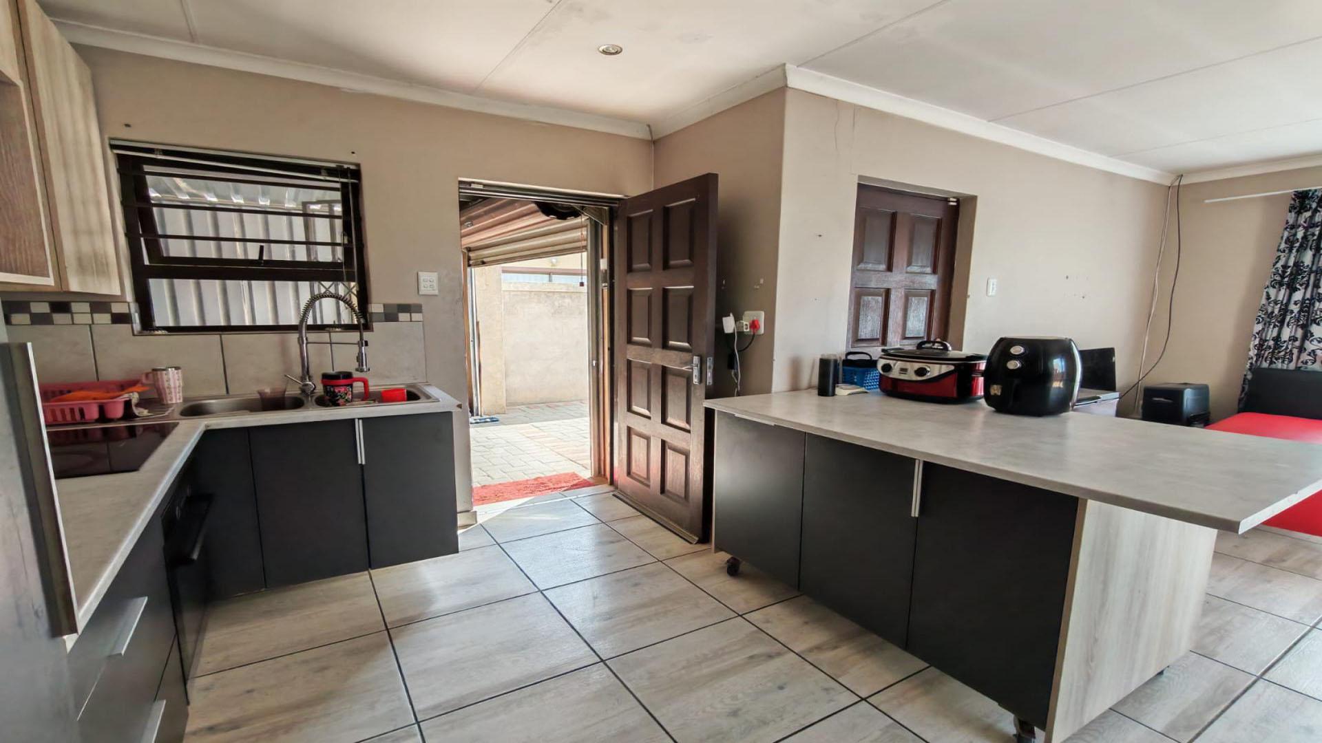 Kitchen of property in Heidedal