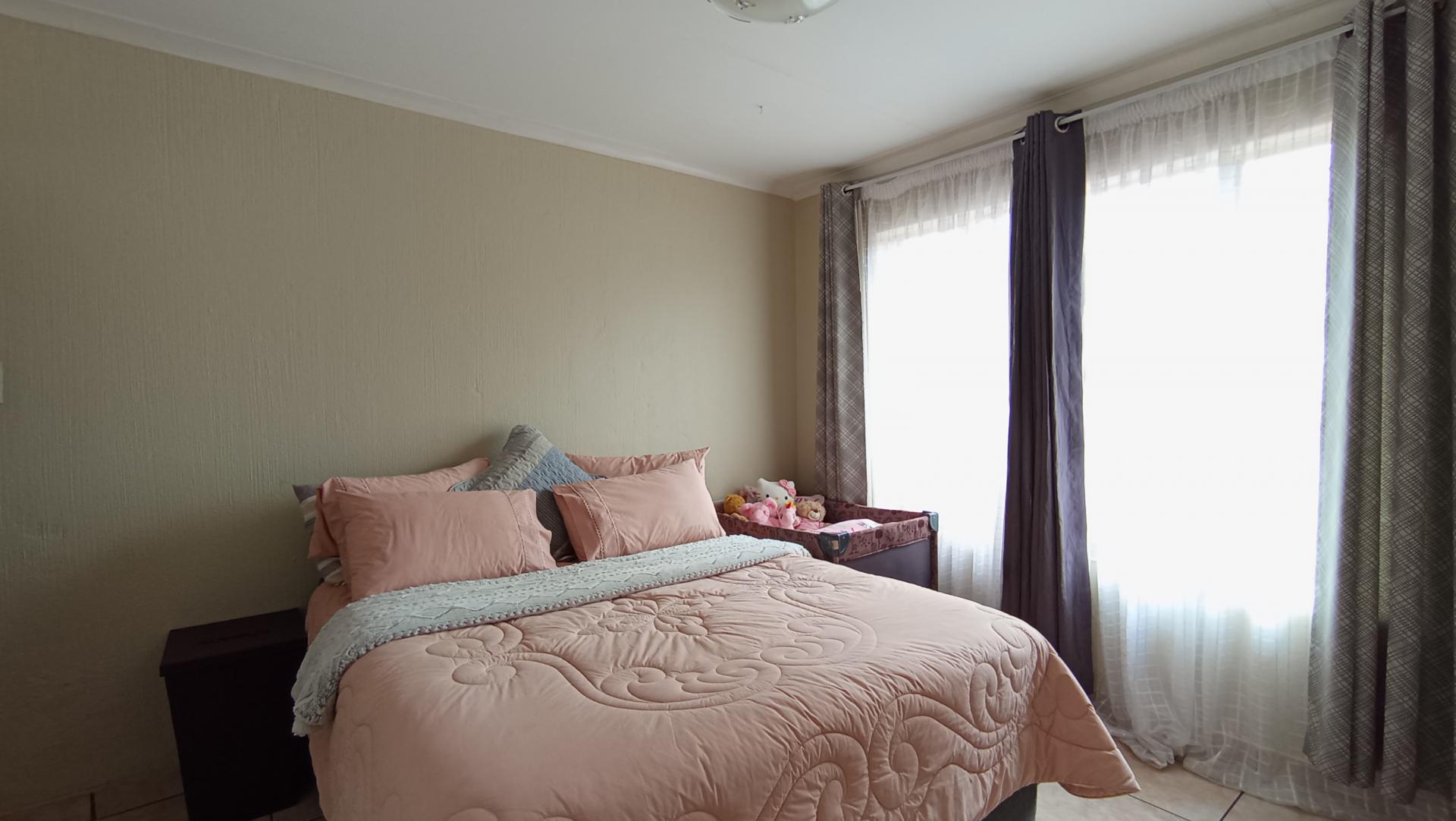 Main Bedroom - 12 square meters of property in Georginia