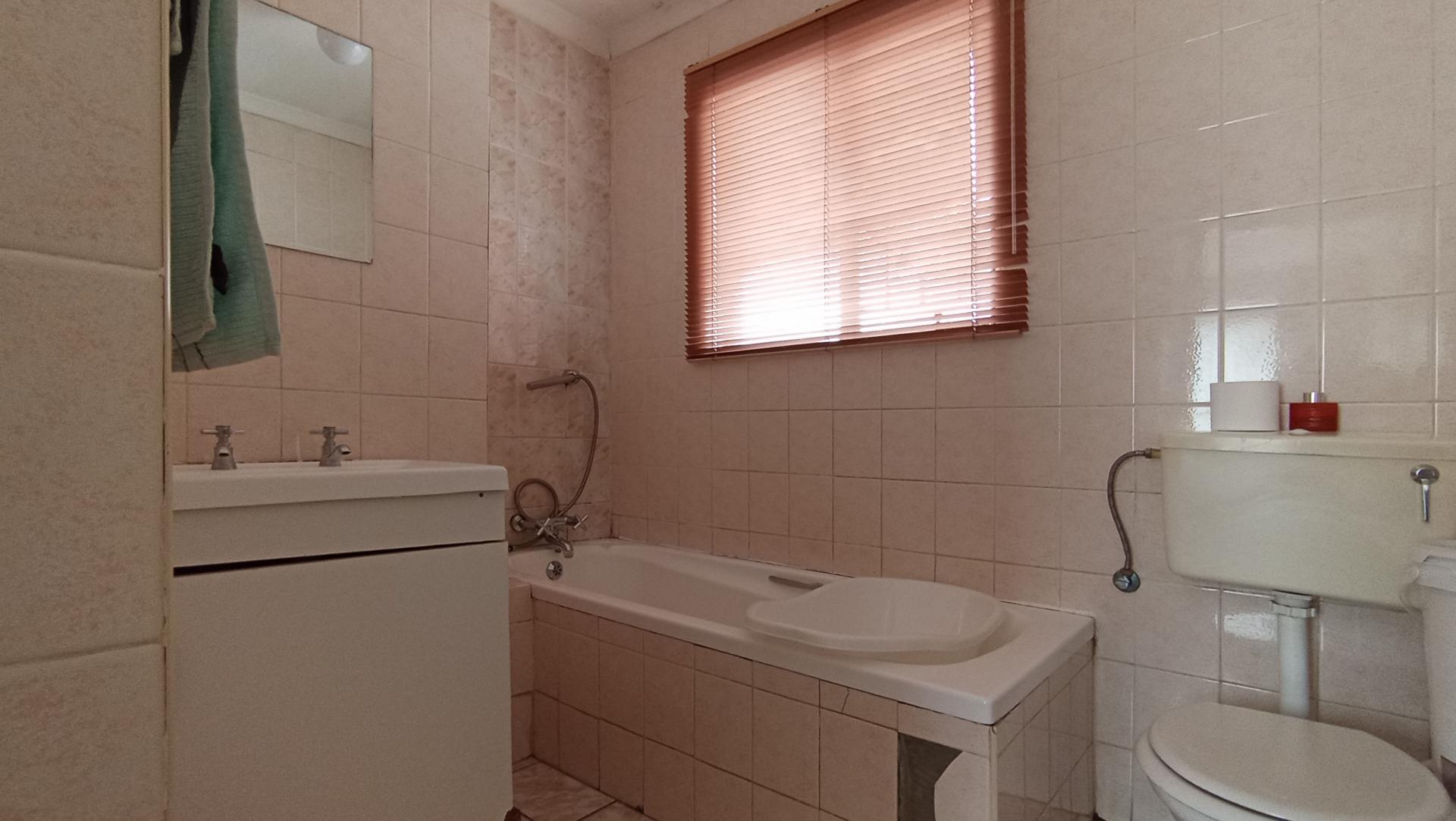 Main Bathroom - 6 square meters of property in Georginia