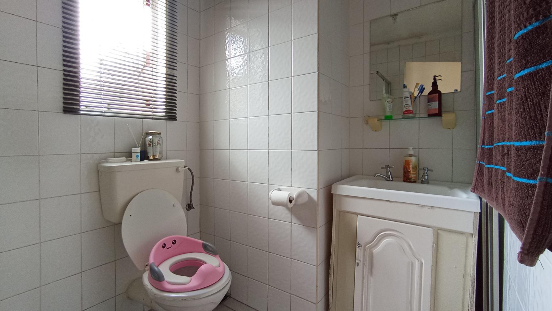Bathroom 1 - 5 square meters of property in Georginia