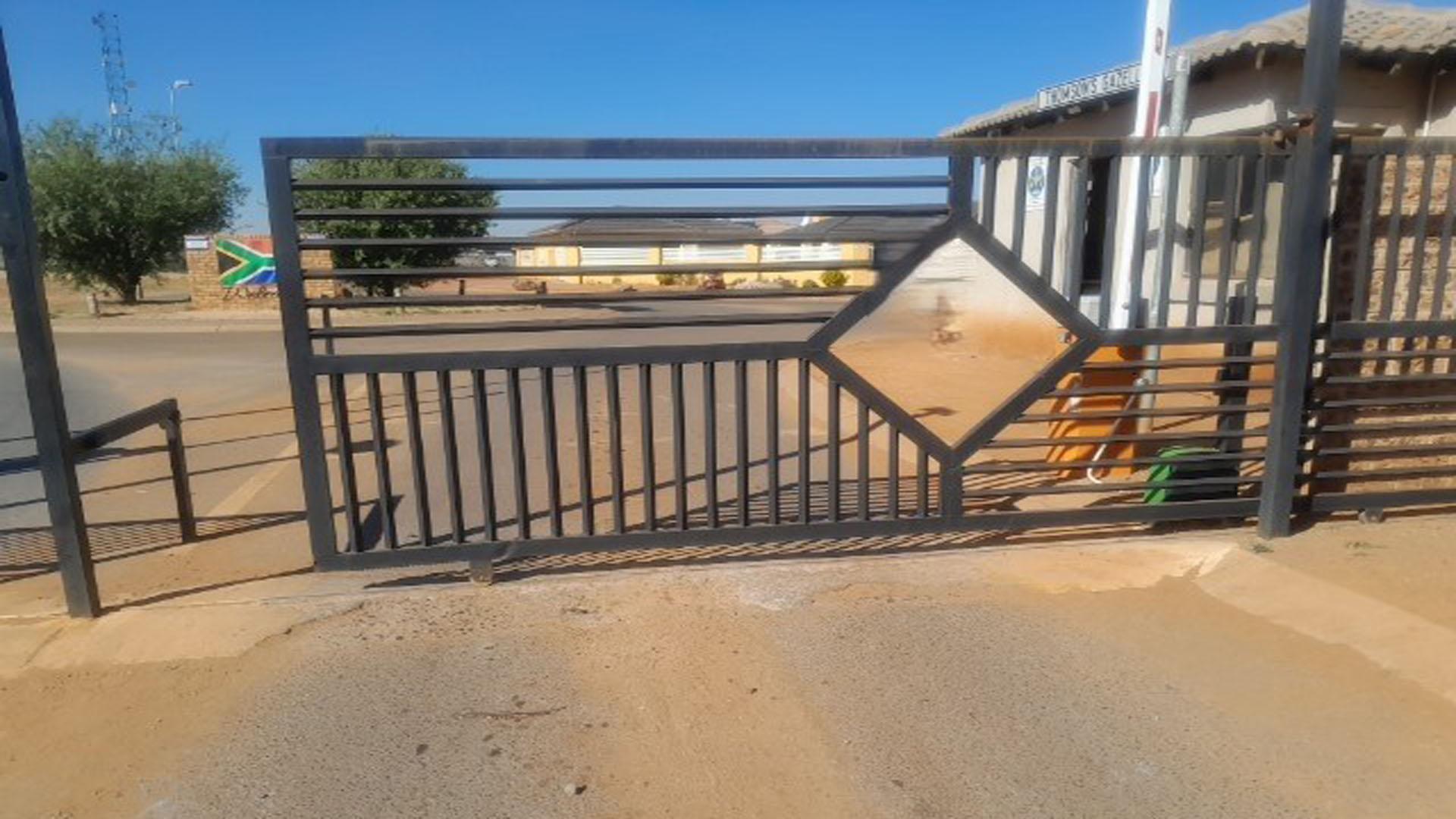 Front View of property in Dawn Park