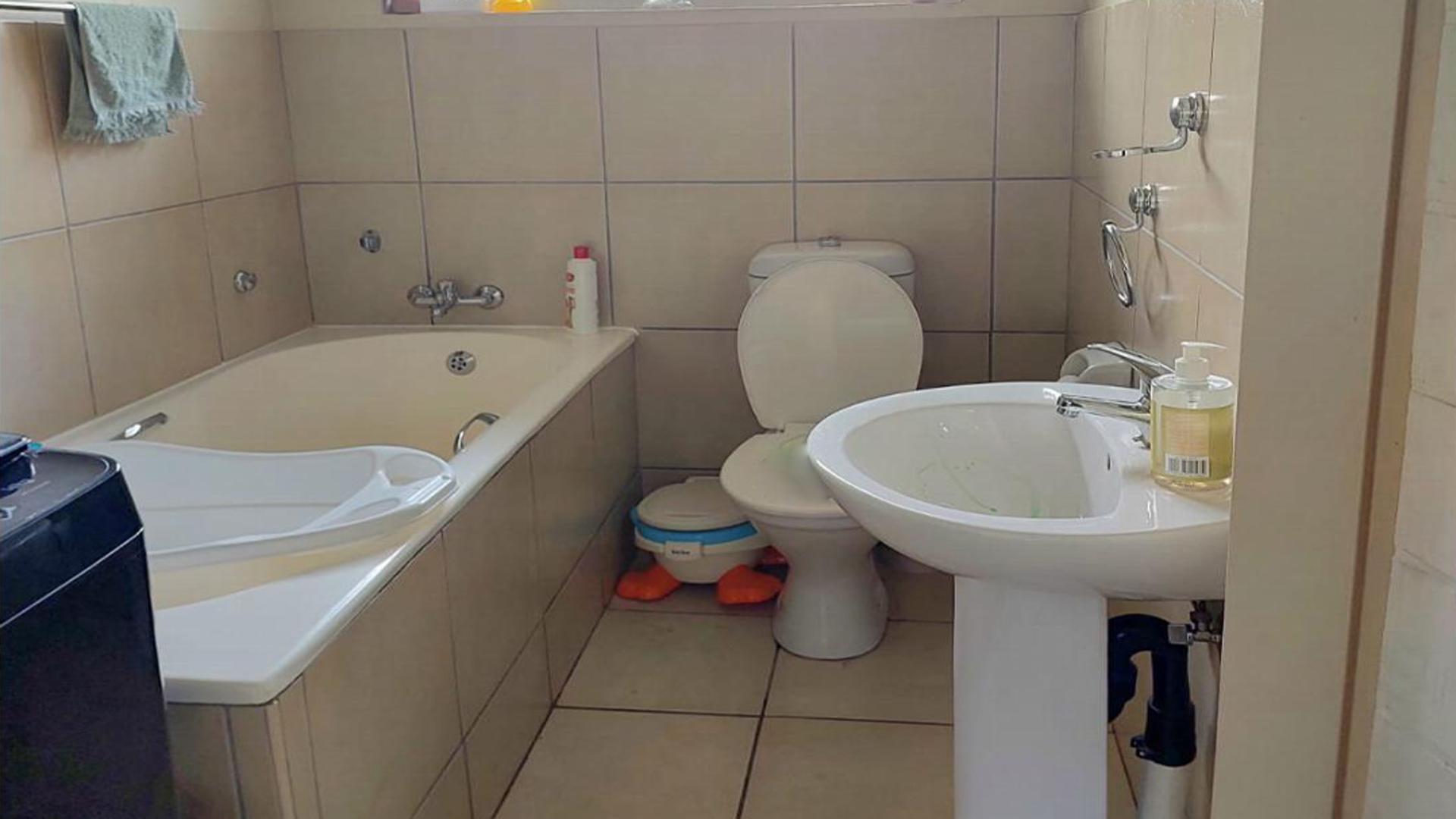 Bathroom 1 of property in Hoeveldpark