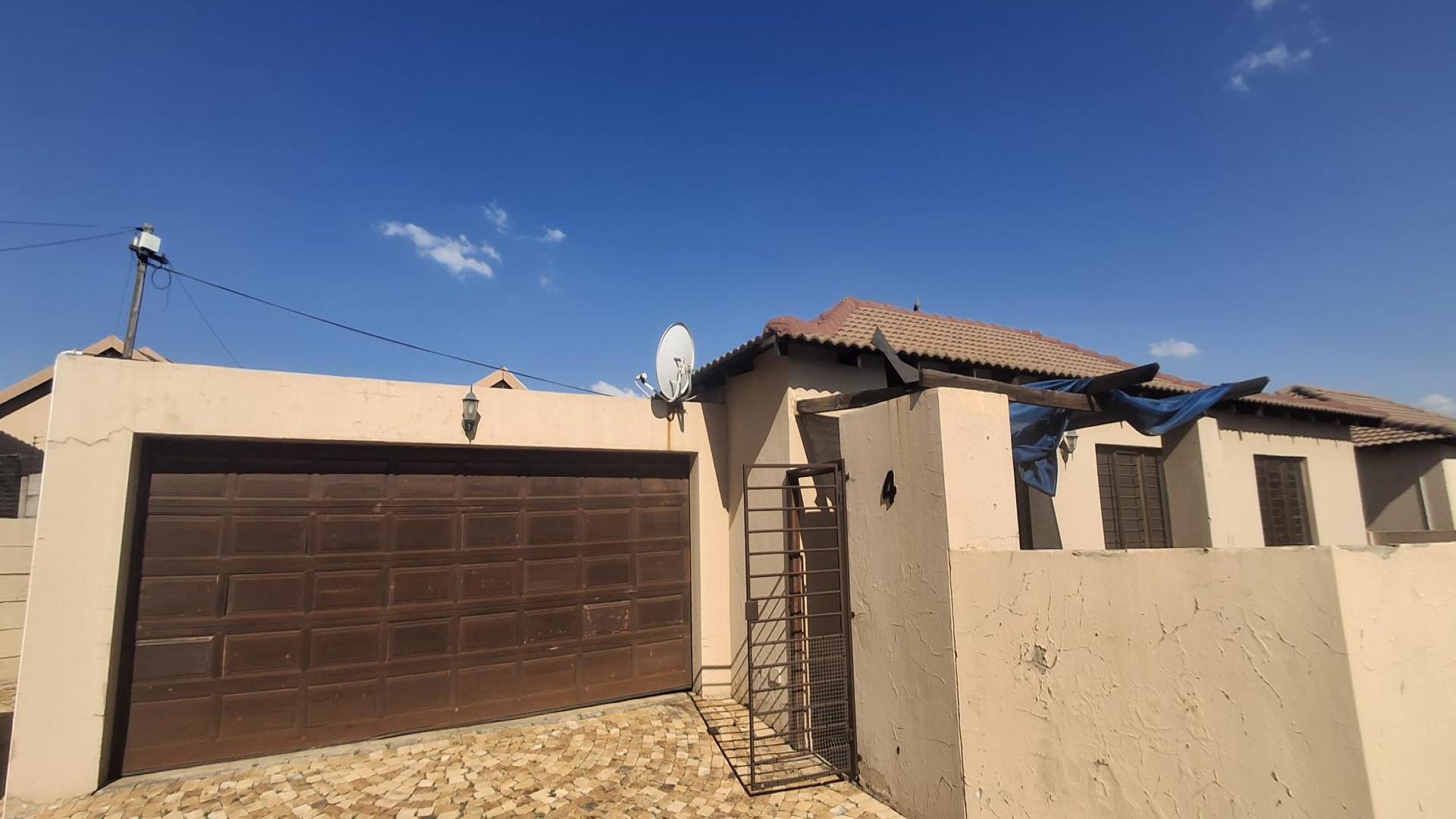 Formal Lounge of property in Greenhills