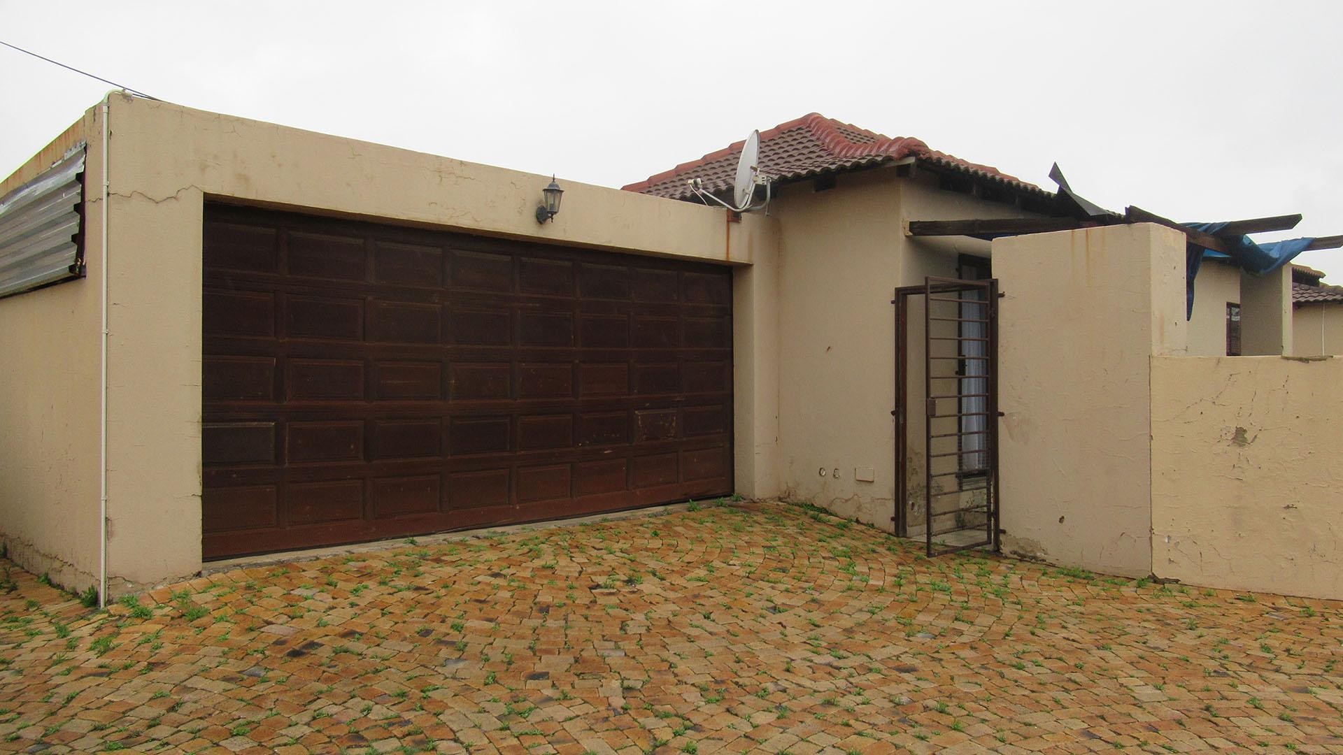 Front View of property in Greenhills