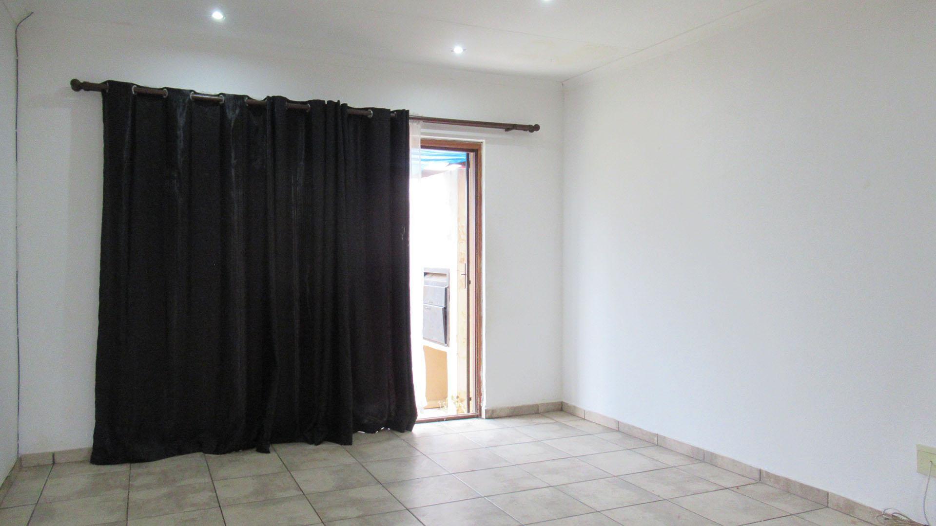 Lounges - 15 square meters of property in Greenhills