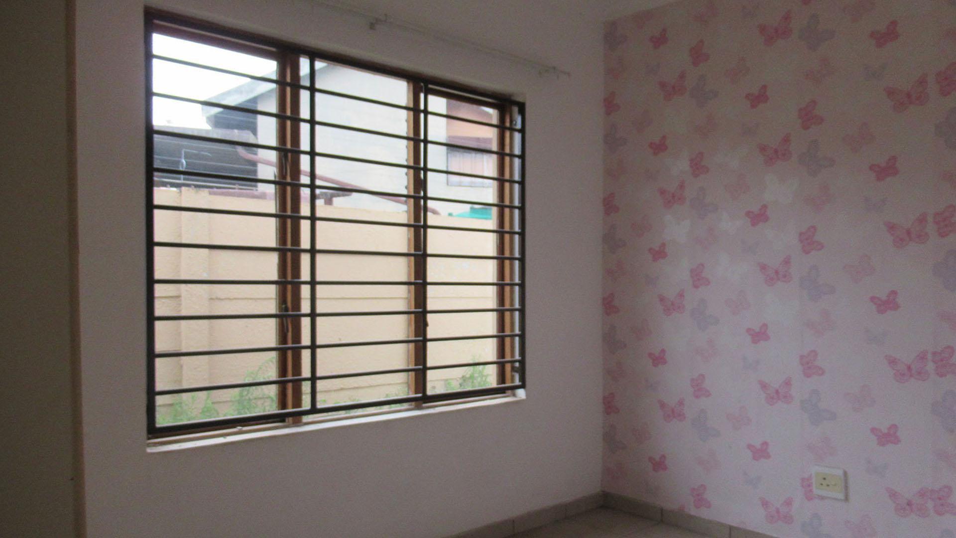 Bed Room 1 - 10 square meters of property in Greenhills