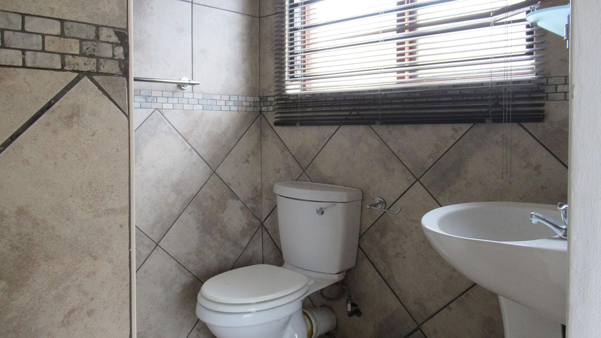 Main Bathroom - 5 square meters of property in Greenhills