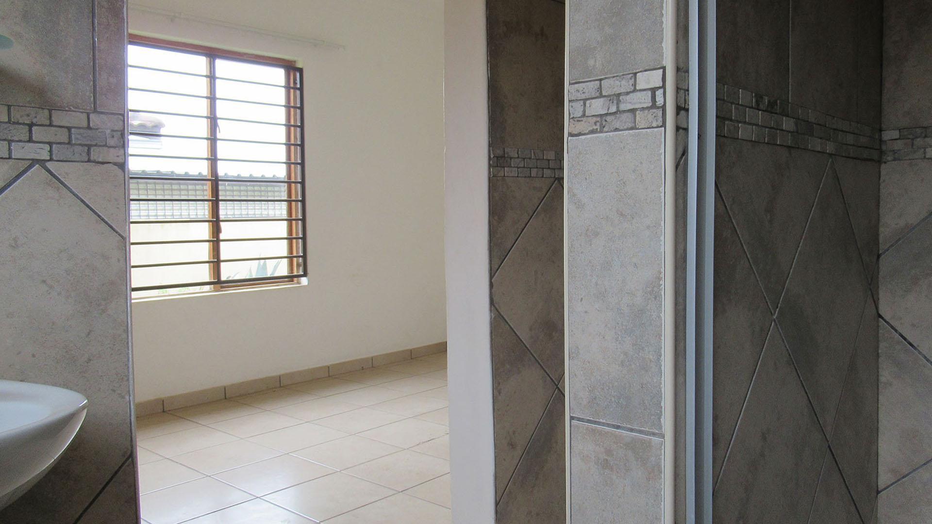 Main Bathroom - 5 square meters of property in Greenhills