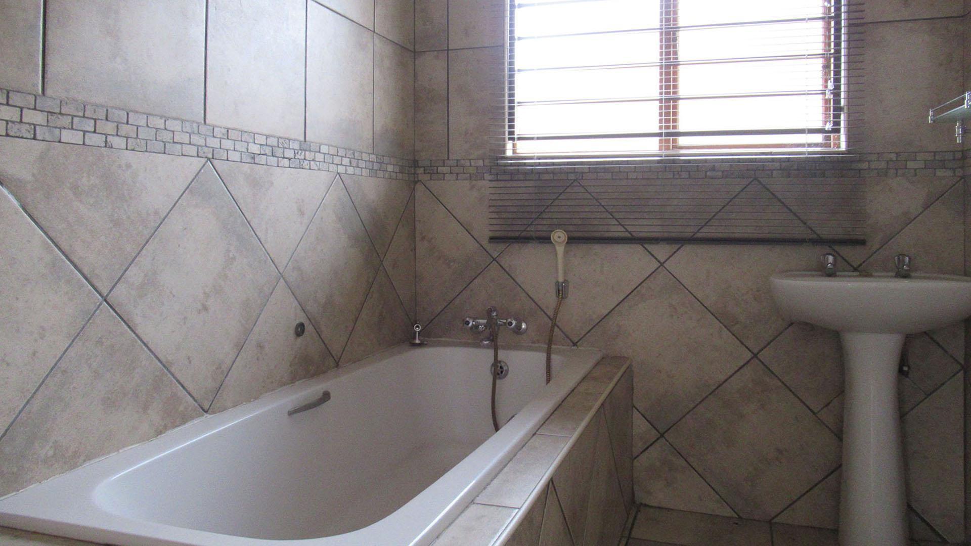 Bathroom 1 - 9 square meters of property in Greenhills