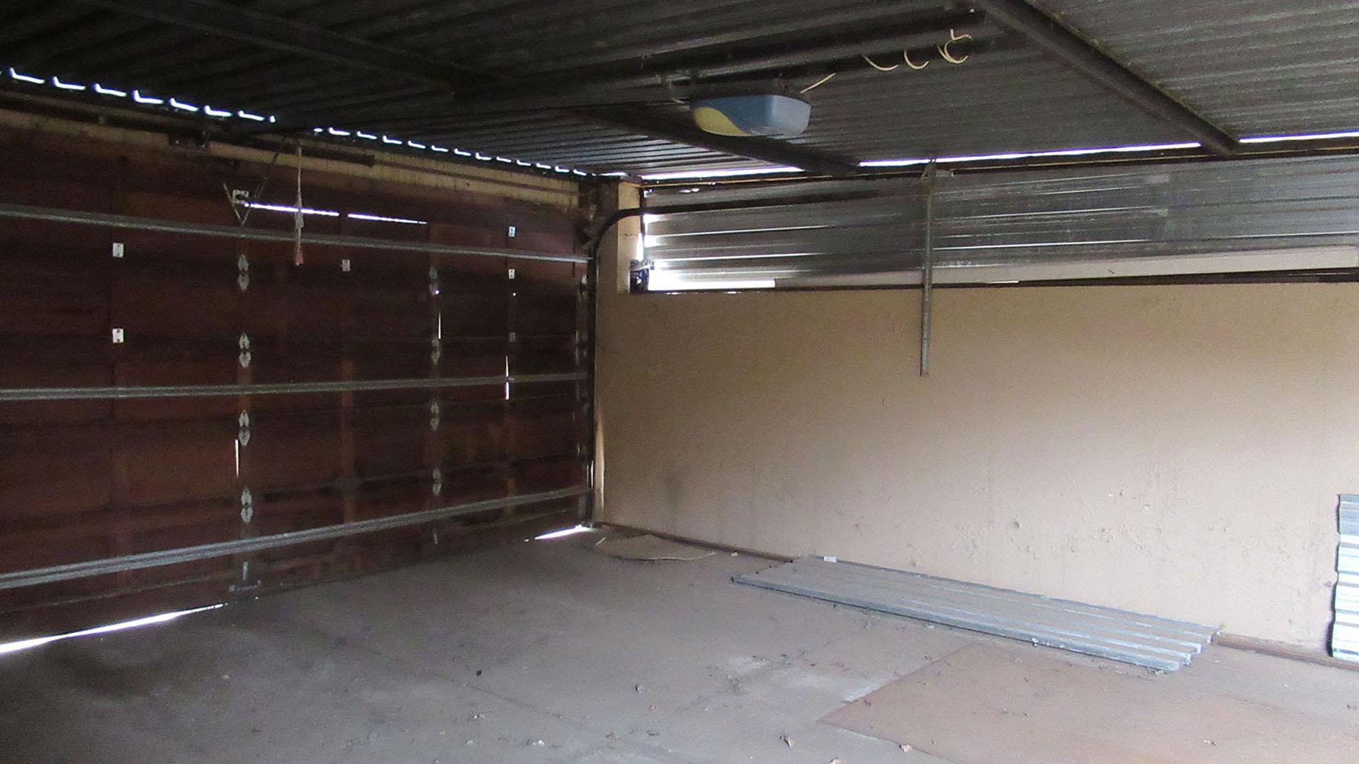 Garage - 45 square meters of property in Greenhills