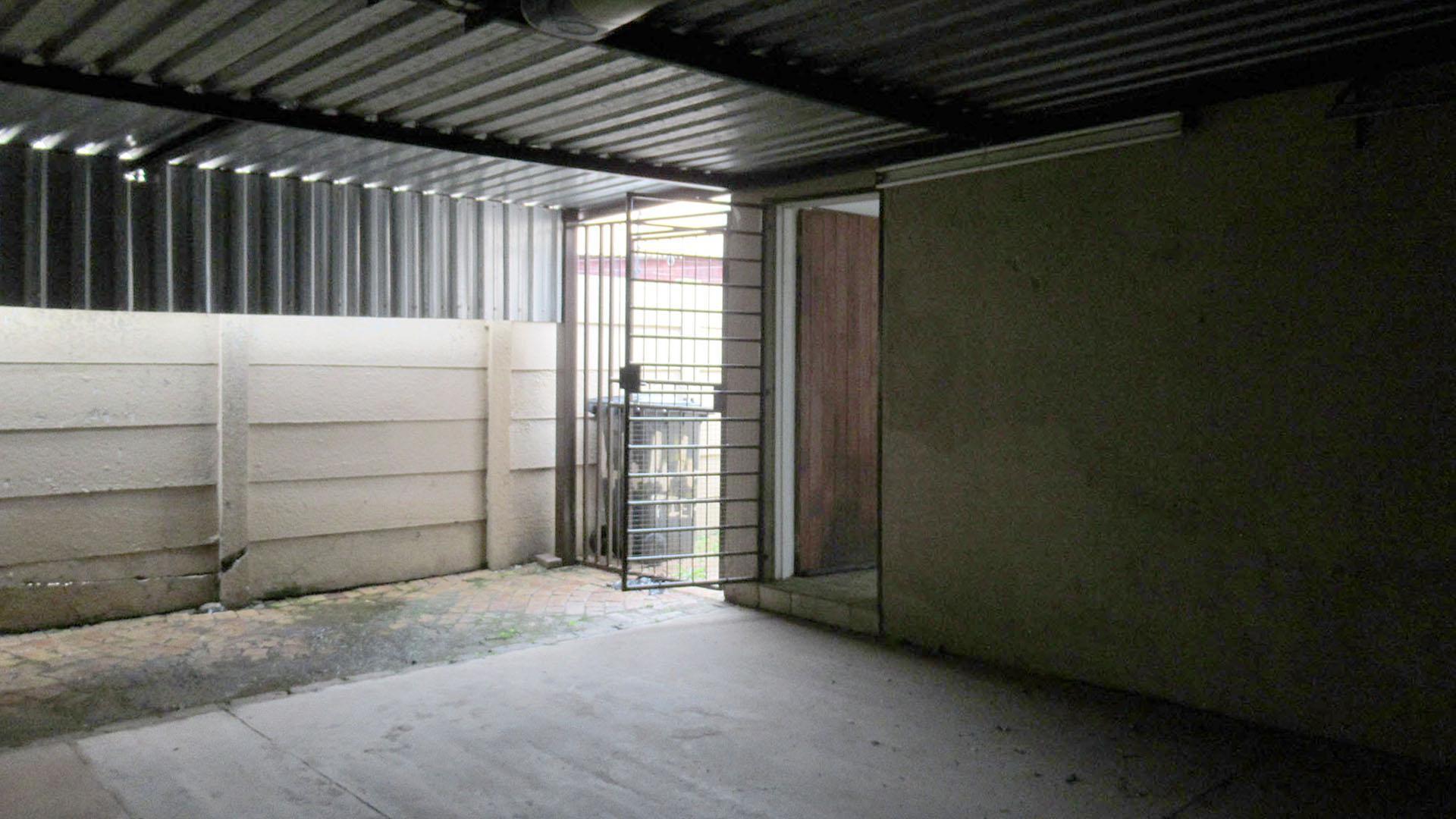 Garage - 45 square meters of property in Greenhills