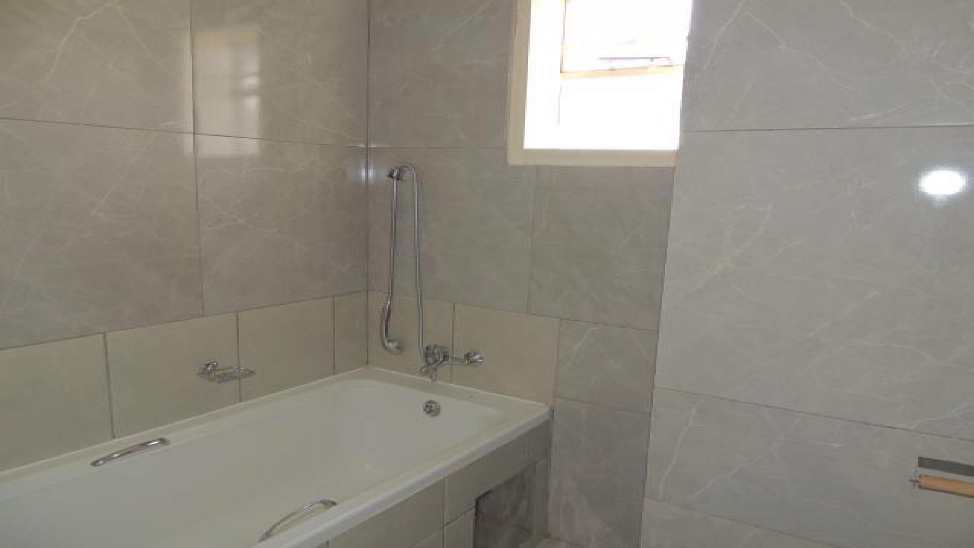 Bathroom 1 - 5 square meters of property in South Hills