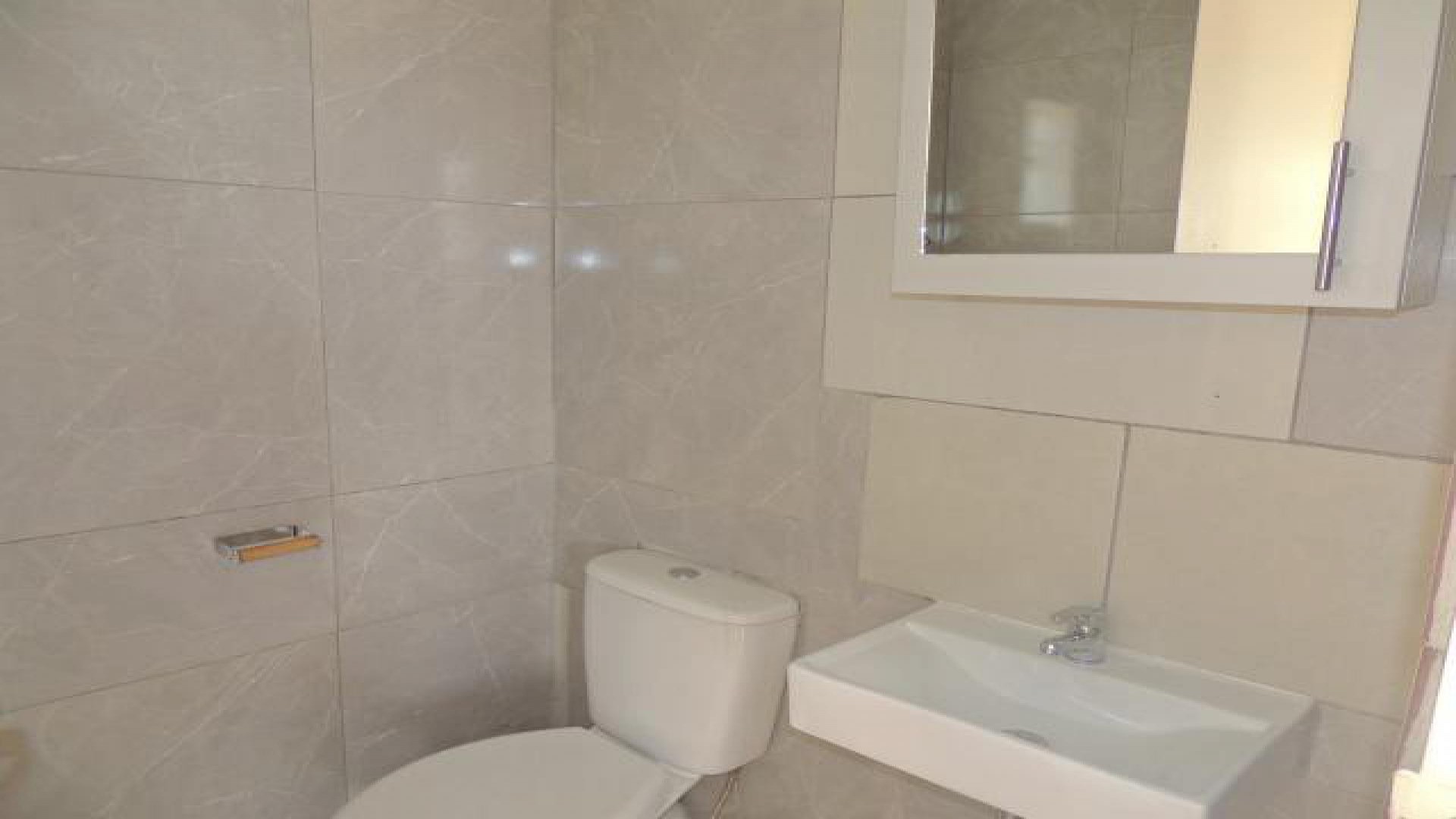 Bathroom 1 - 5 square meters of property in South Hills