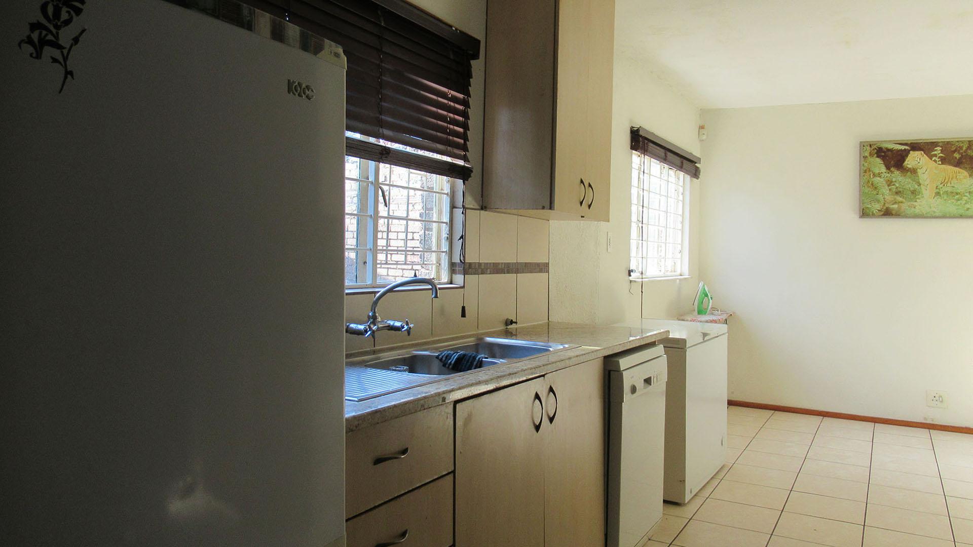 Kitchen - 9 square meters of property in Oaklands - JHB