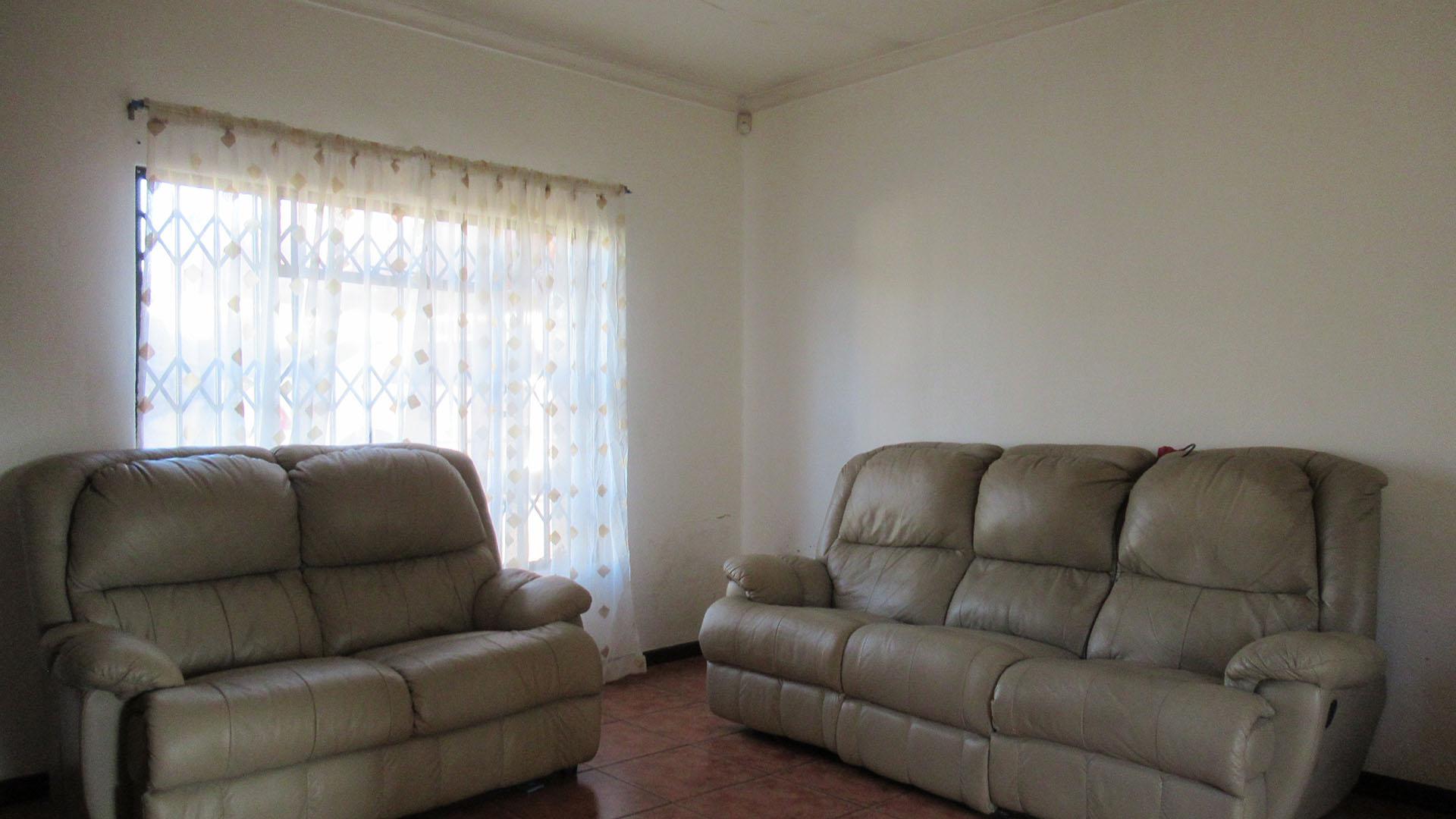 Lounges - 25 square meters of property in Oaklands - JHB