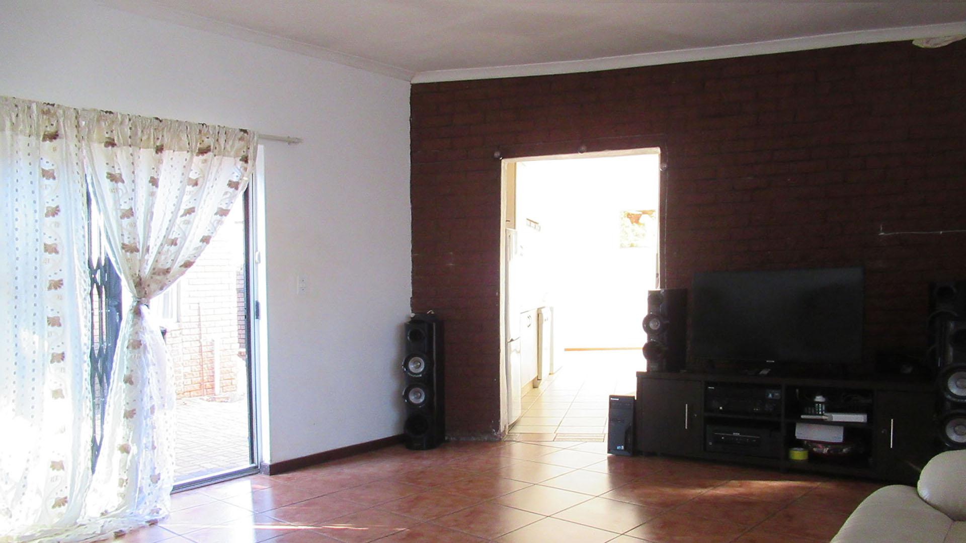 Lounges - 25 square meters of property in Oaklands - JHB