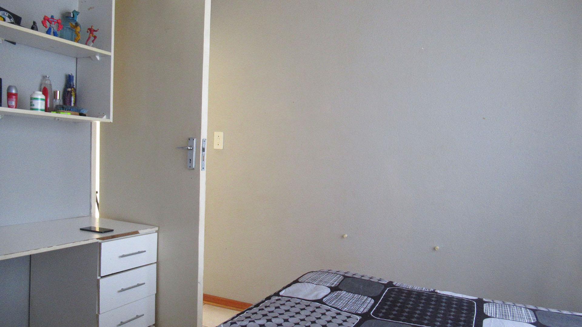 Bed Room 1 - 10 square meters of property in Oaklands - JHB