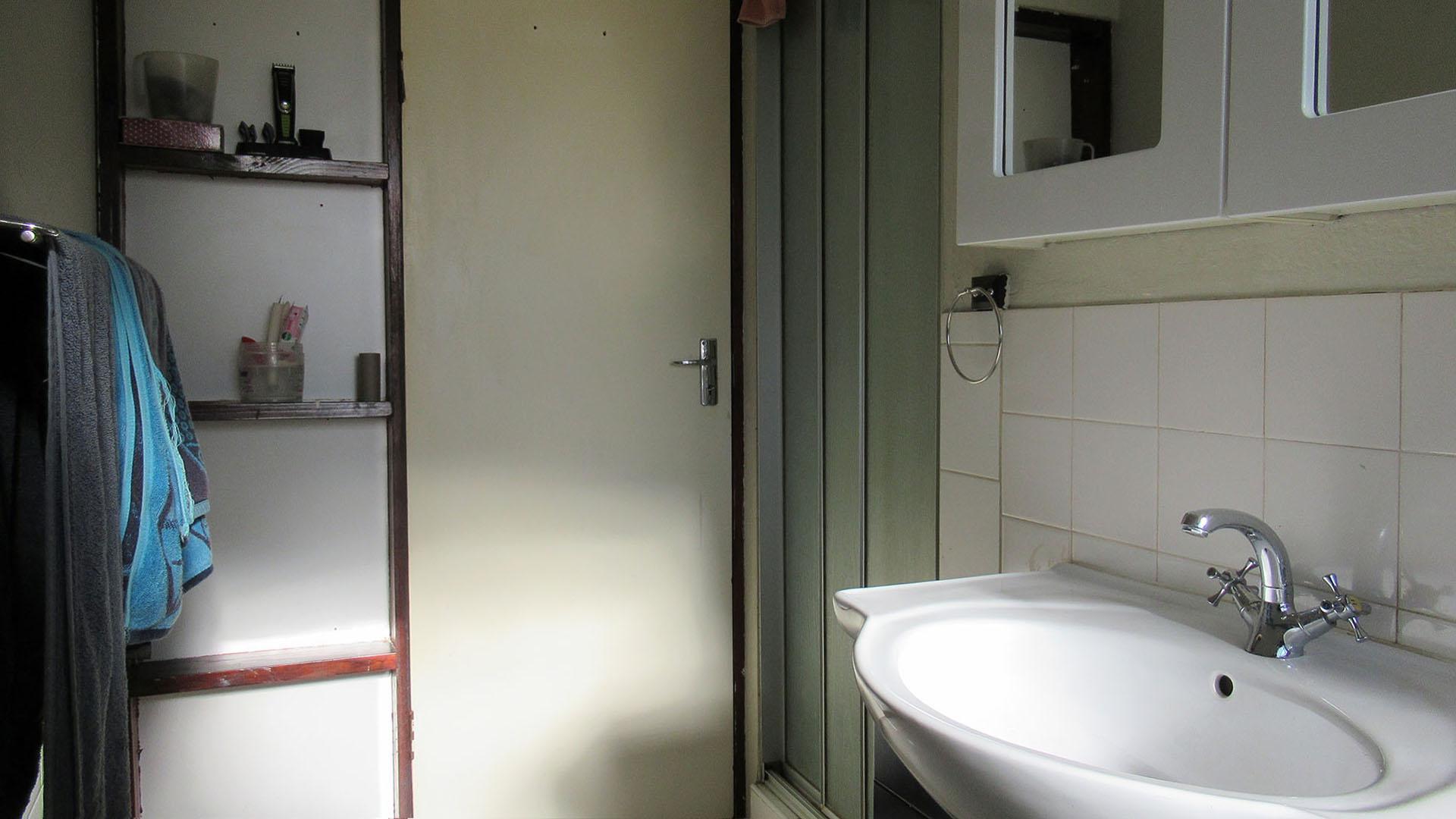 Main Bathroom - 6 square meters of property in Oaklands - JHB
