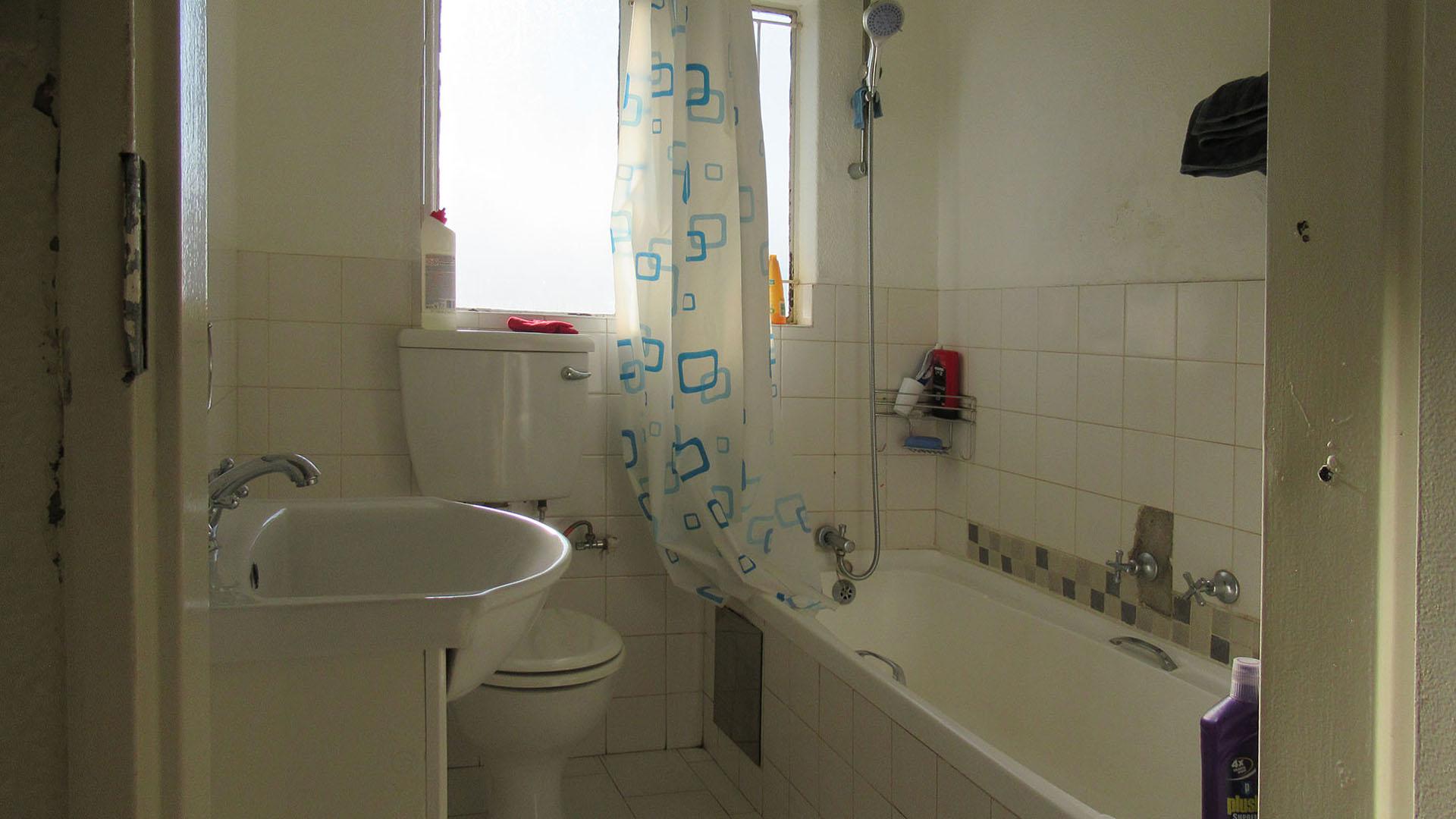 Bathroom 1 - 4 square meters of property in Oaklands - JHB