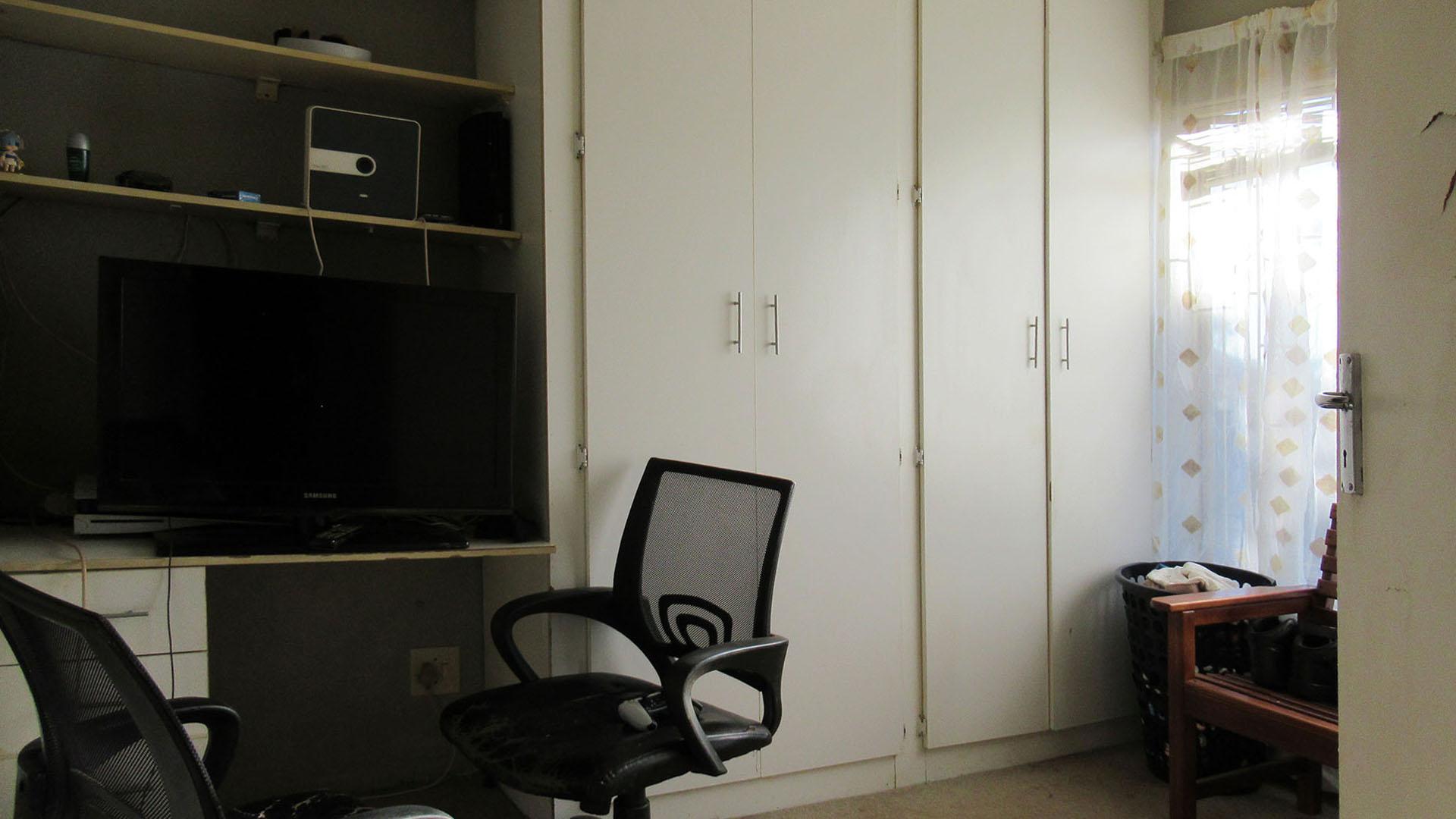 Bed Room 2 - 10 square meters of property in Oaklands - JHB