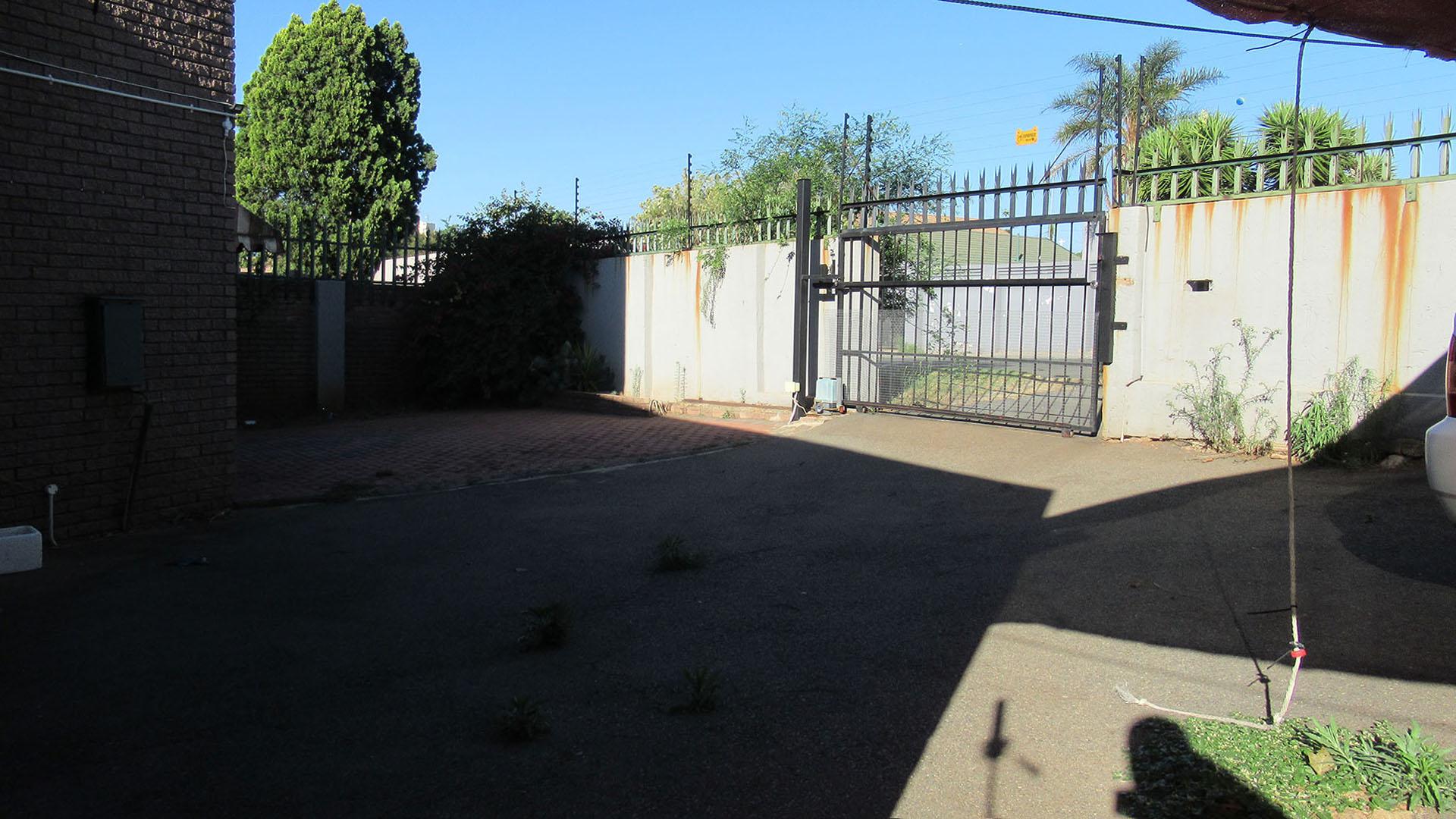 Spaces - 28 square meters of property in Oaklands - JHB