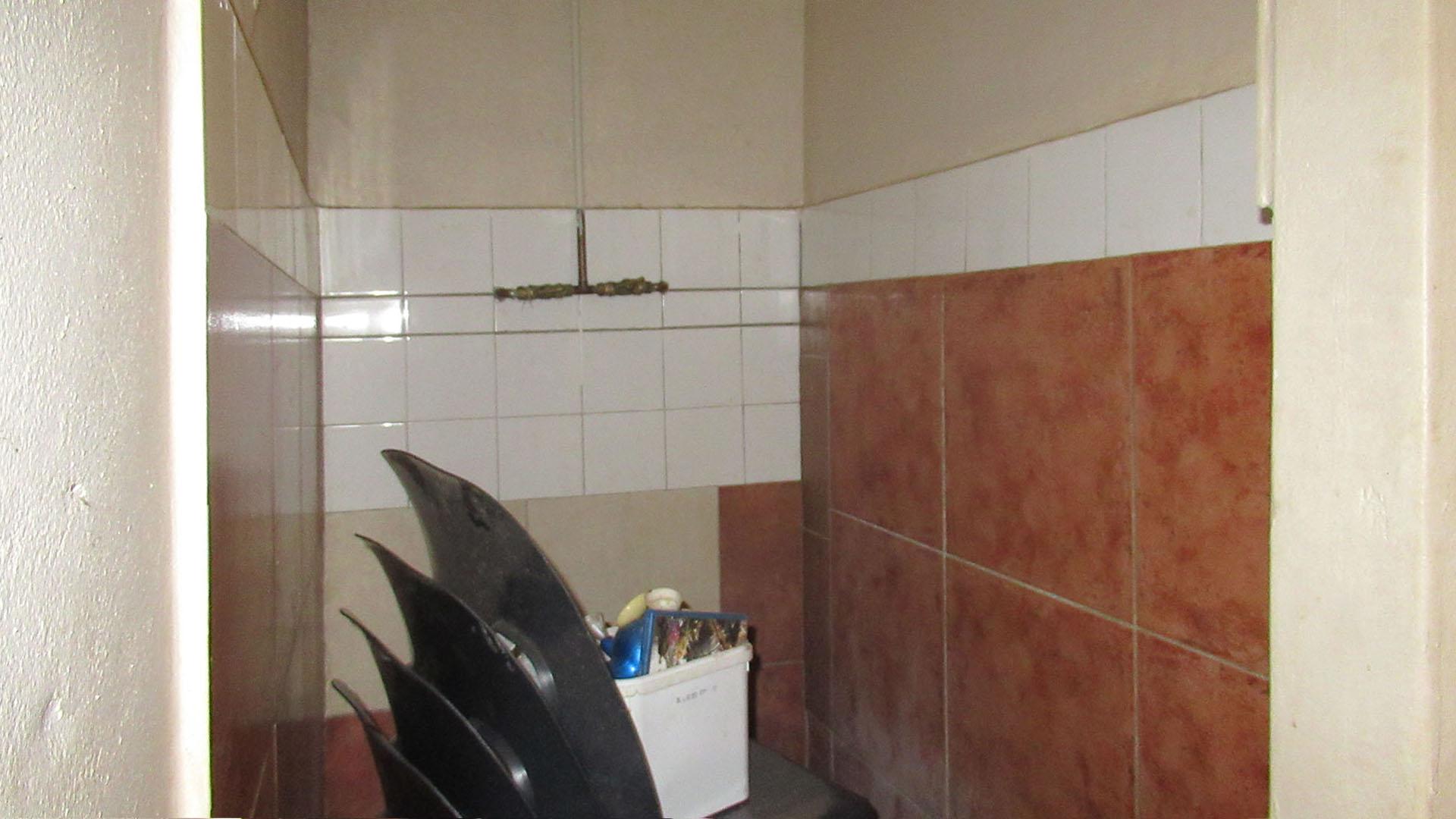 Staff Bathroom - 5 square meters of property in Oaklands - JHB