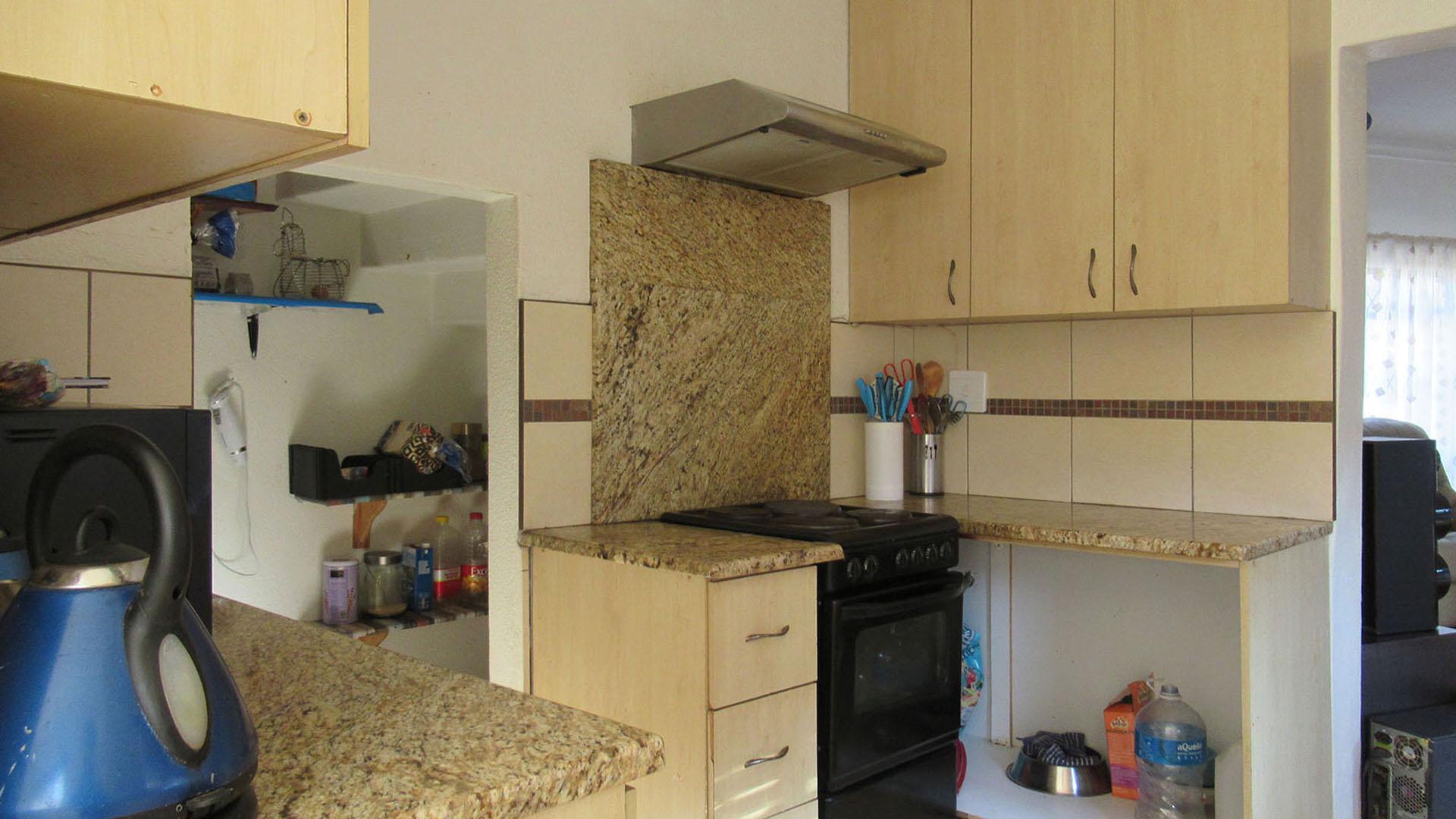 Kitchen - 9 square meters of property in Oaklands - JHB