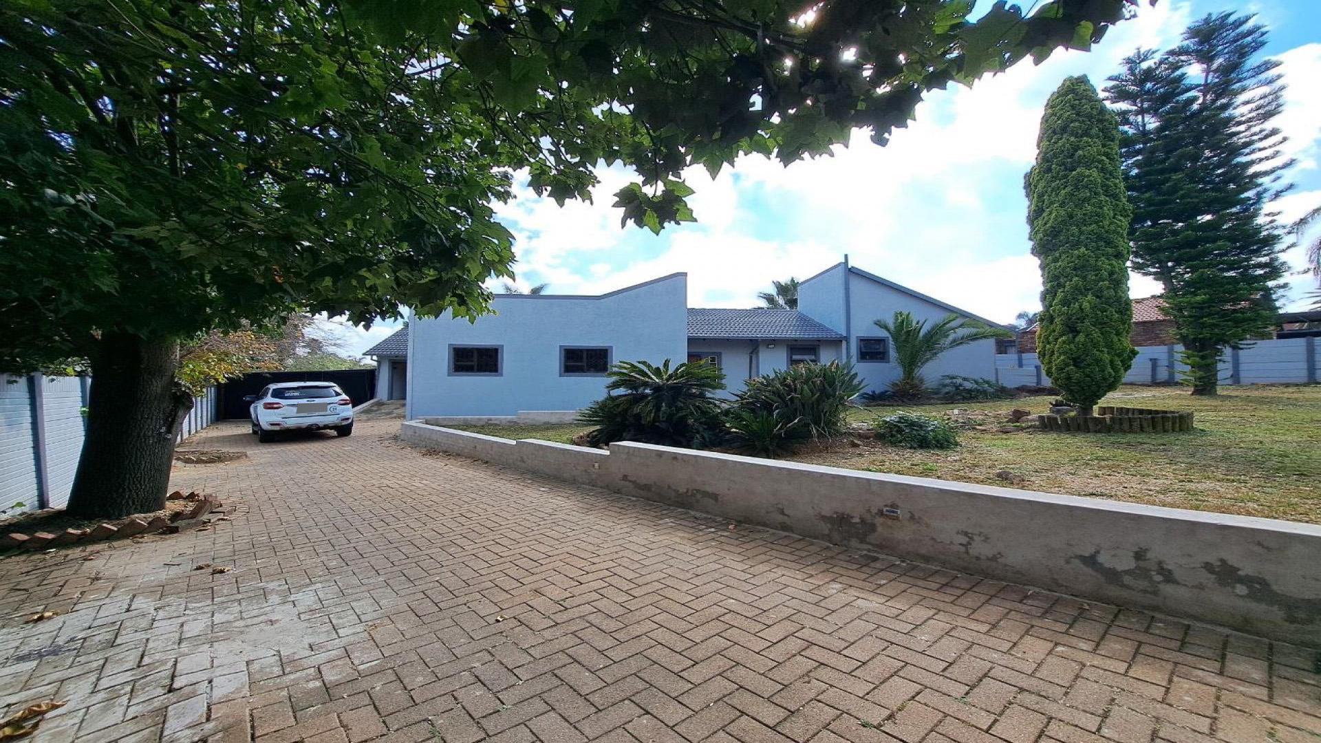 Front View of property in The Reeds