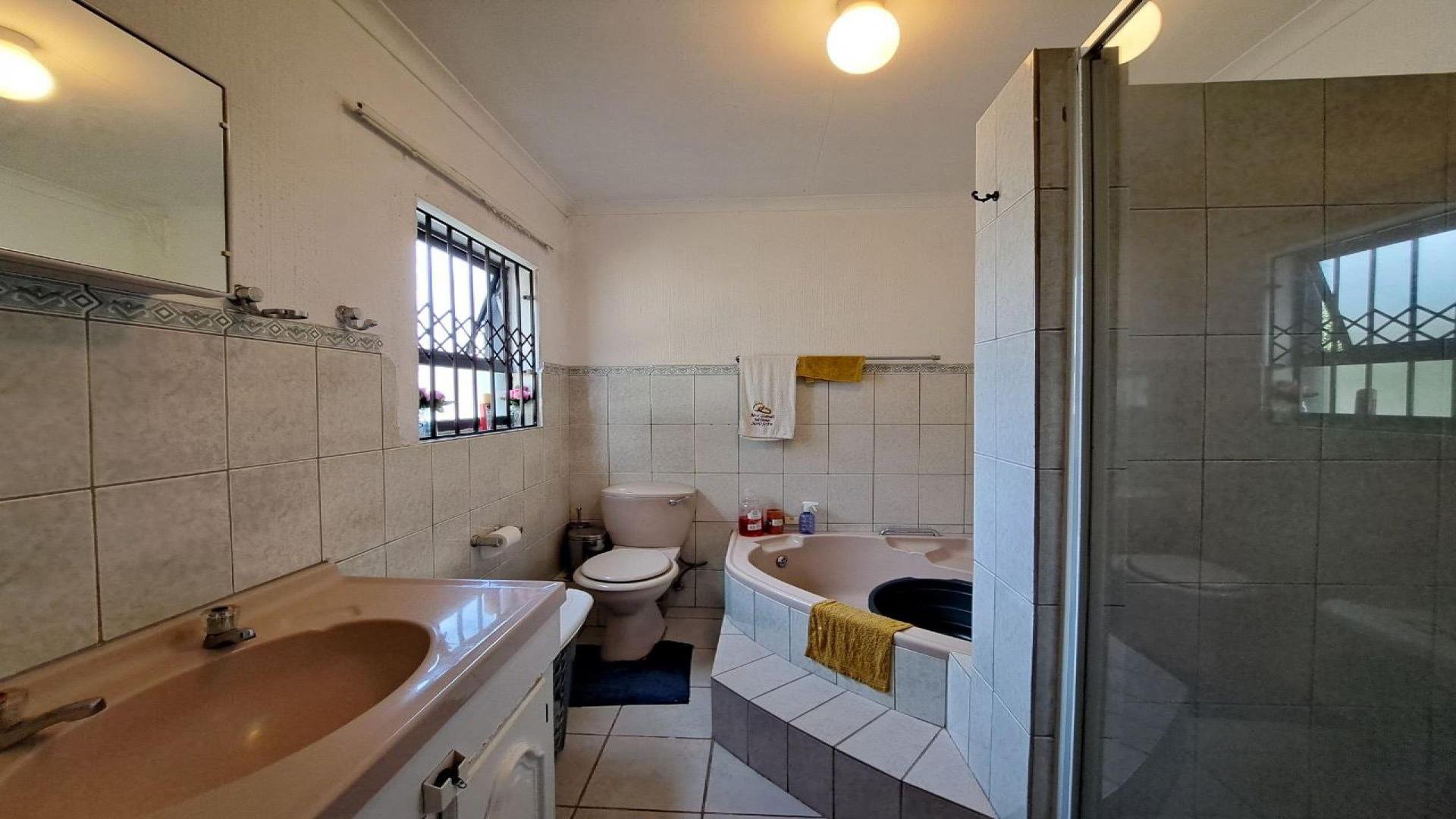 Bathroom 2 of property in The Reeds