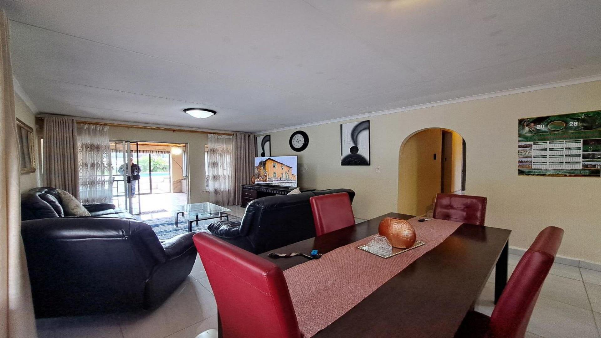 Dining Room of property in The Reeds